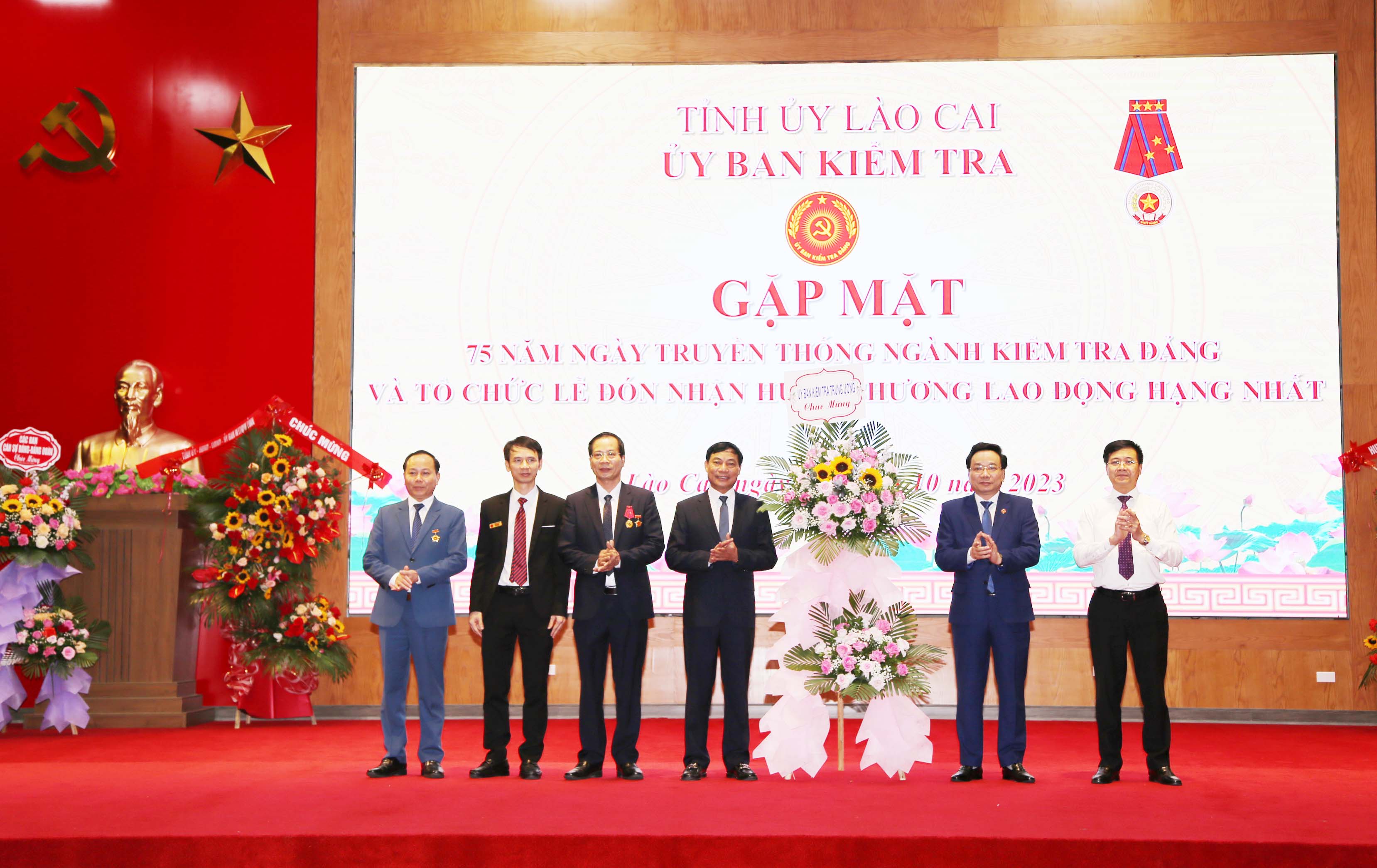 Phó Chủ nhiệm UBKT Trung ương Nghiêm Phú Cường phát biểu và tặng hoa chúc mừng ngành Kiểm tra Đảng tỉnh Lào Cai. IMG_9673.JPG