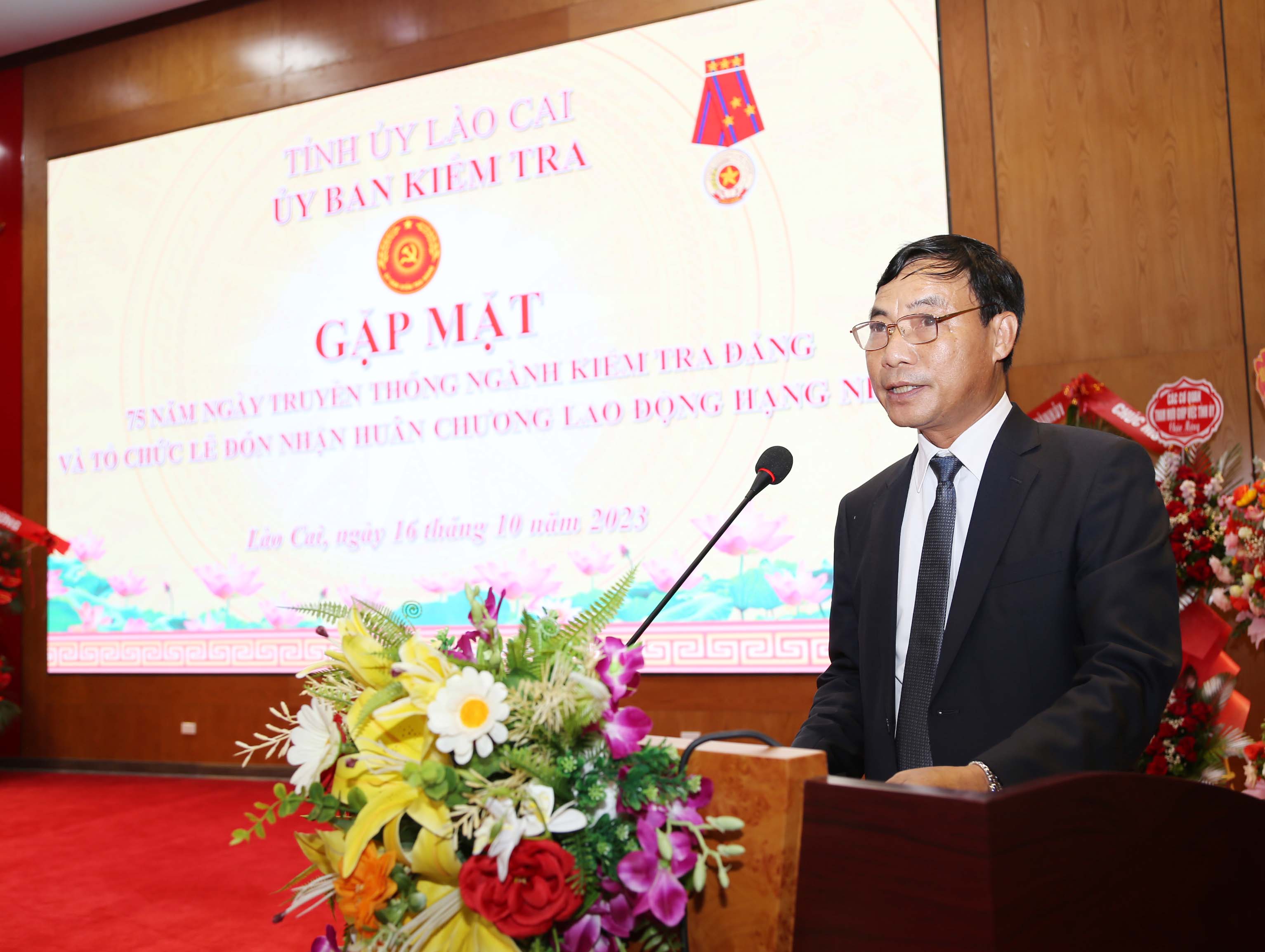 Đồng chí Nguyễn Văn Phúc, Ủy viên Ban Thường vụ, Chủ nhiệm UBKT Tỉnh ủy đọc diễn văn tại buổi gặp mặt. IMG_9645.JPG