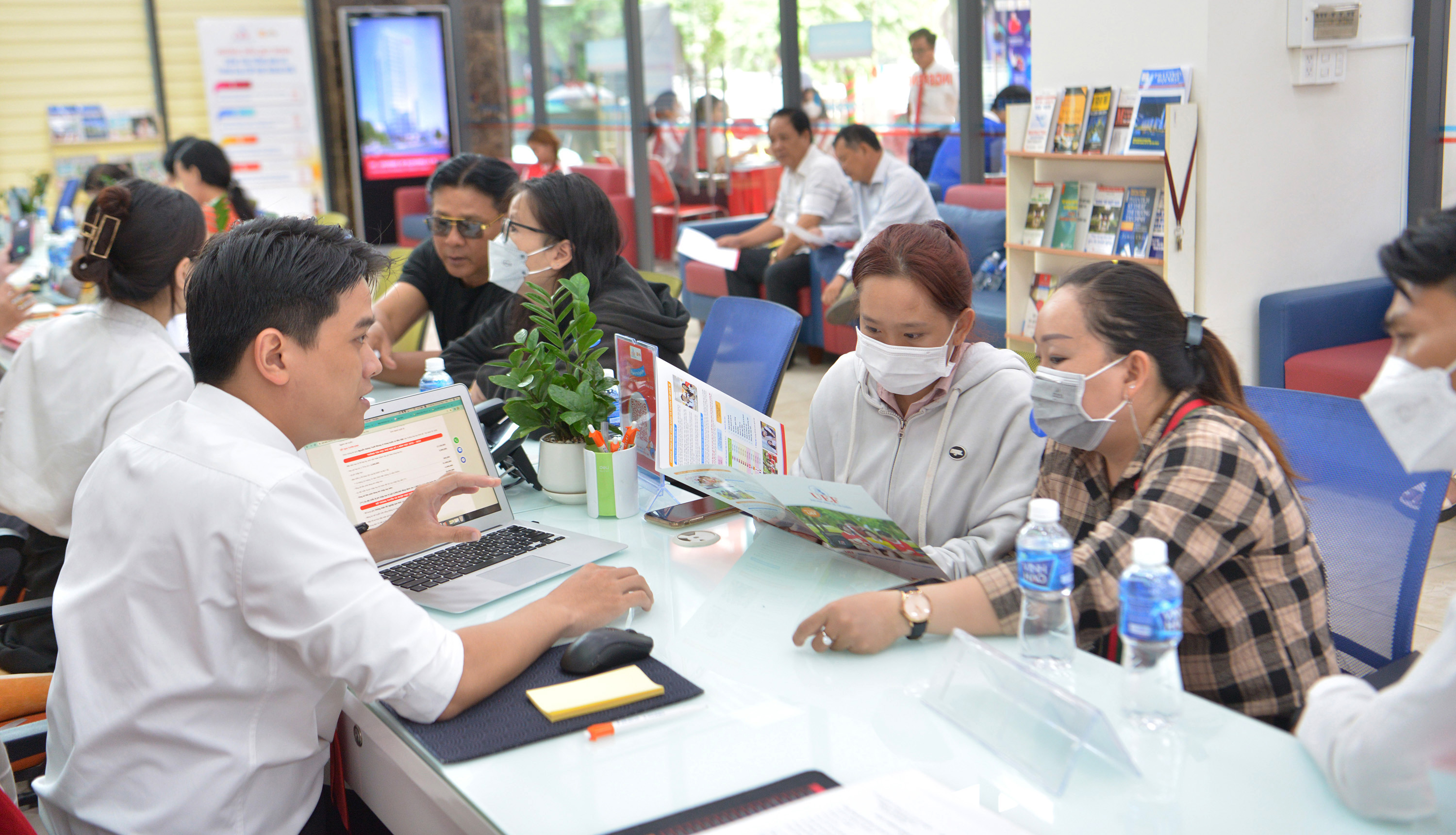 Thí sinh nộp hồ sơ xét tuyển tại Trường Đại học Kinh tế - Tài chính TPHCM vào tháng 7/2023. f4c-4848.jpg.jpg