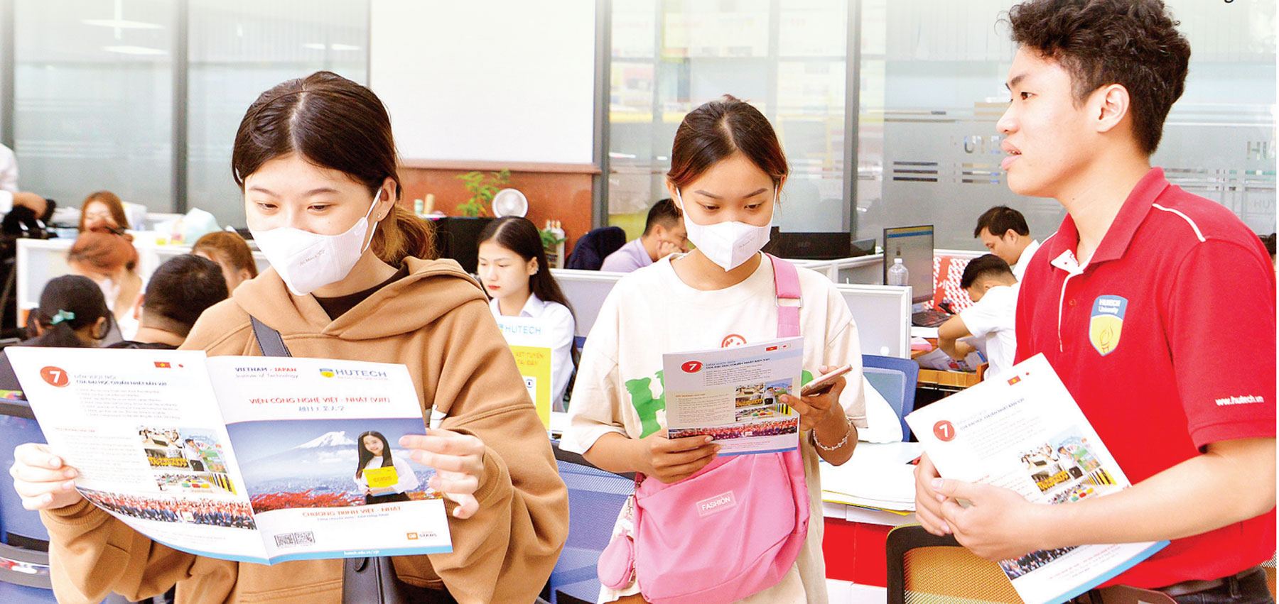 Thí sinh tham khảo tuyển sinh đại học năm 2023 - 2024. sinh-vien-3656.jpg.jpg