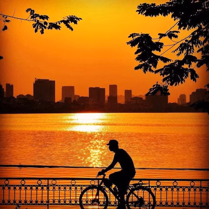 Hoàng hôn Hồ Tây.