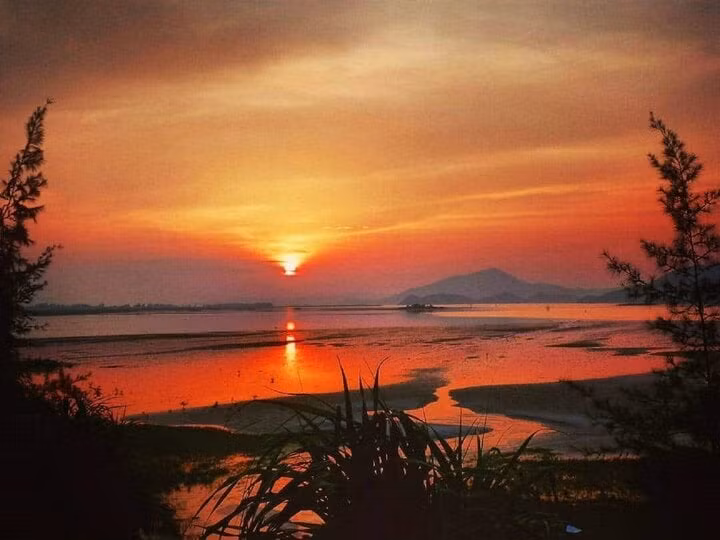 Hoàng hôn đảo Quan Lạn.