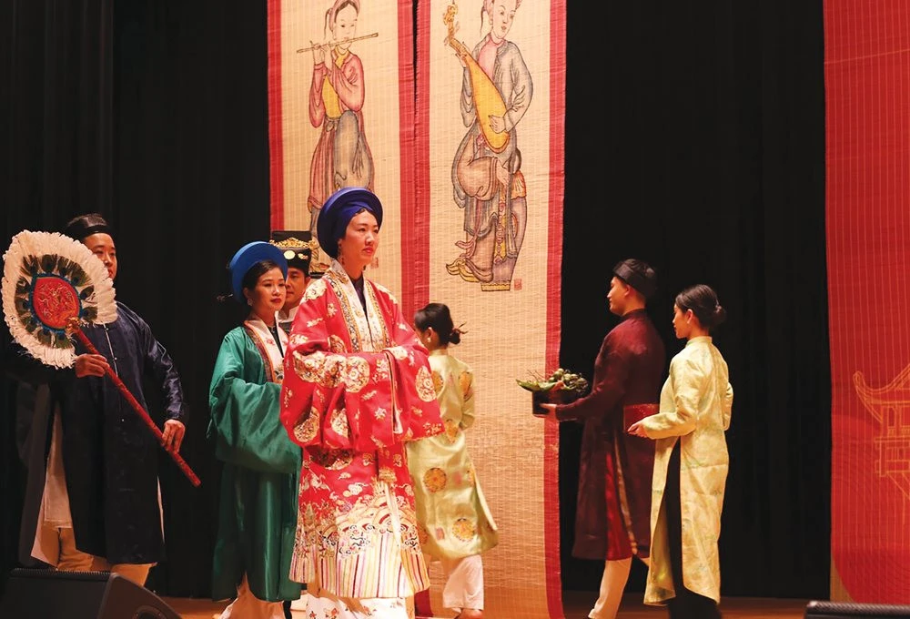 Hoạt động giới thiệu cổ phục trong khuôn khổ Ngày Việt Nam ở nước ngoài năm 2023.