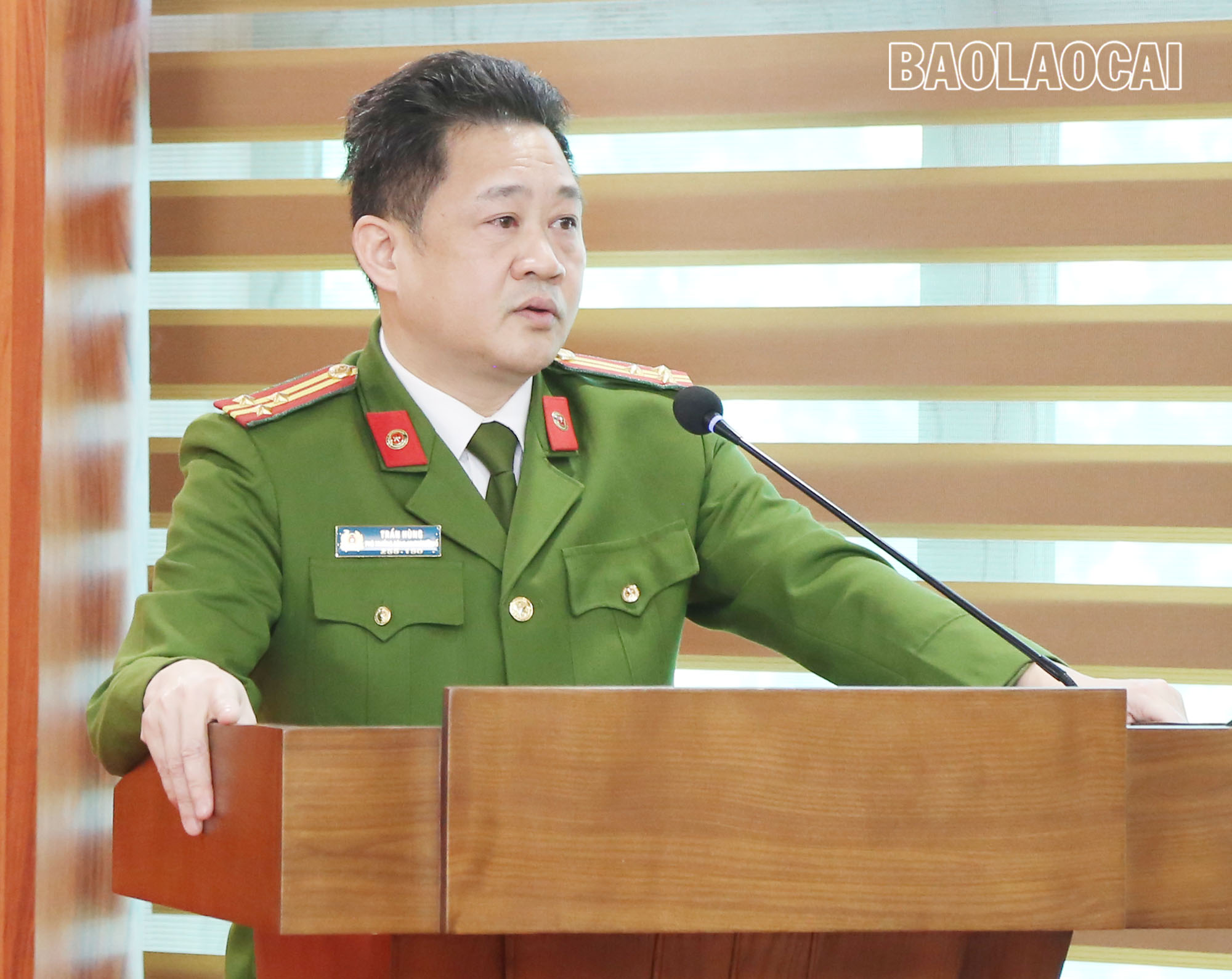 Thượng tá Trần Hùng, Phó Trưởng Công an thành phố Lào Cai quán triệt các phương án đảm bảo an ninh, trật tự, an toàn giao thông tại Lễ hội đền Thượng xuân Giáp Thìn 2024. A1.jpg