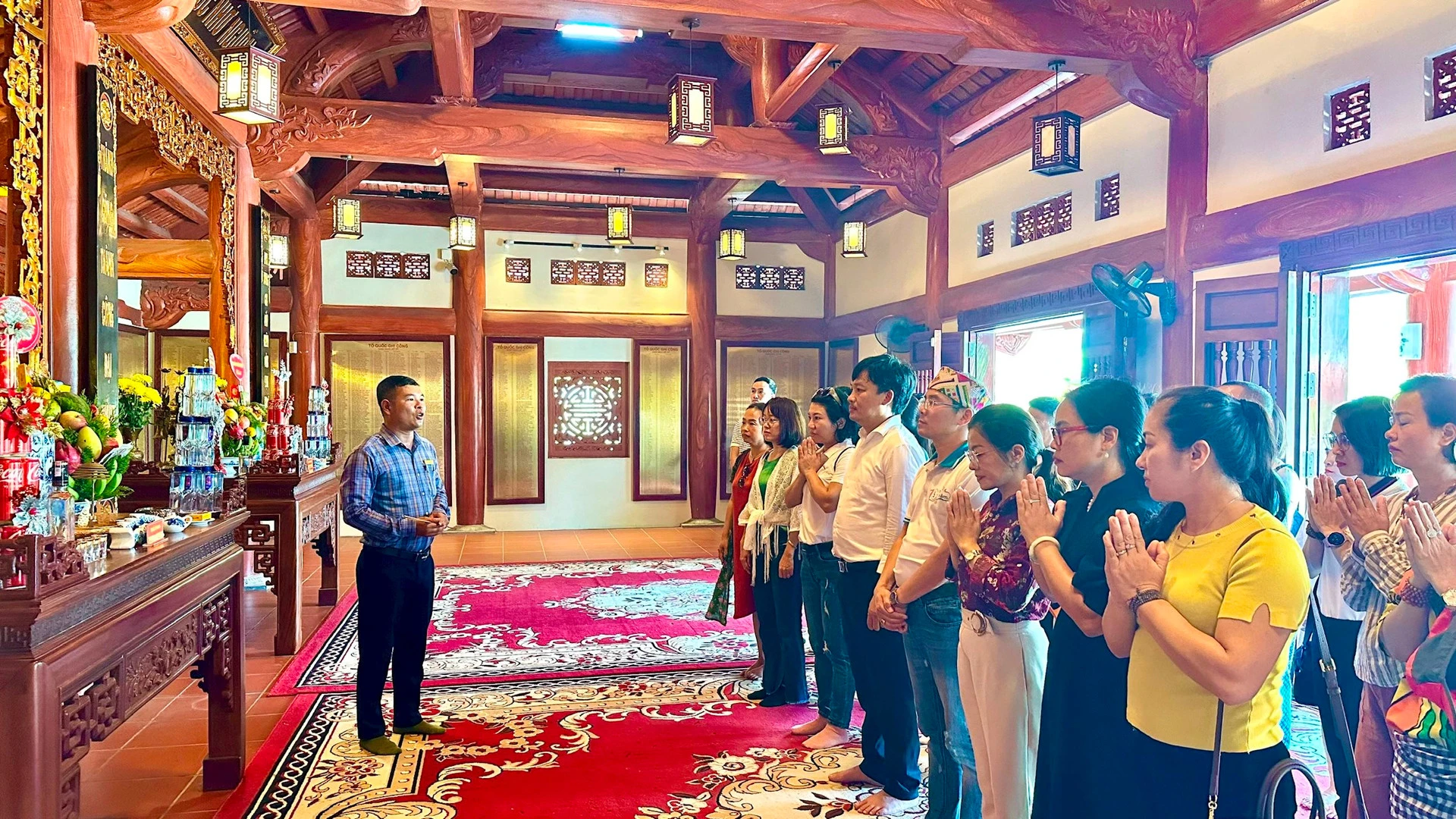 Đoàn khảo sát dâng hương tại Nghĩa trang liệt sĩ quốc gia Vị Xuyên.