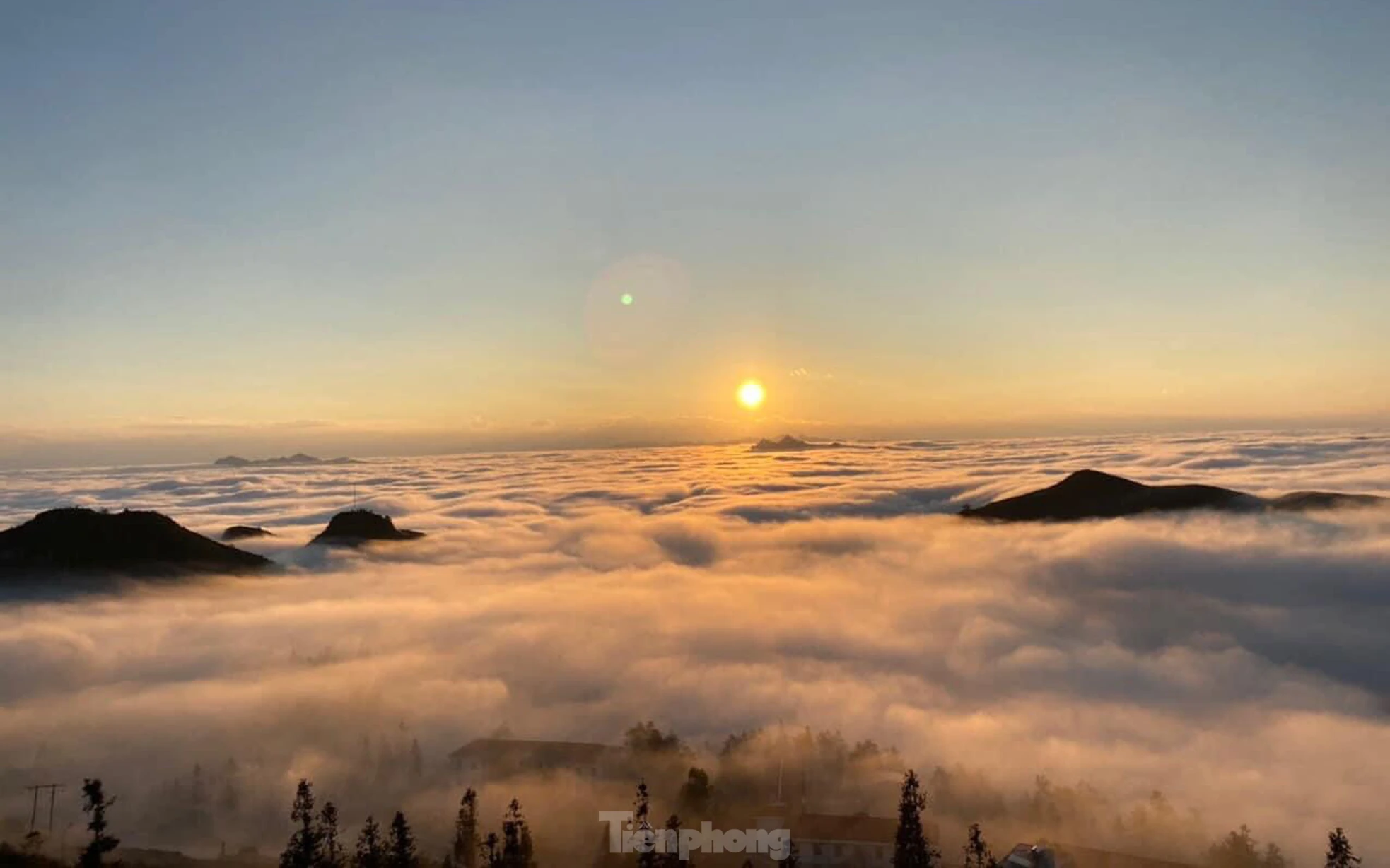 Biển mây thường xuất hiện từ 5h sáng và dần biến mất sau 2-3 tiếng.