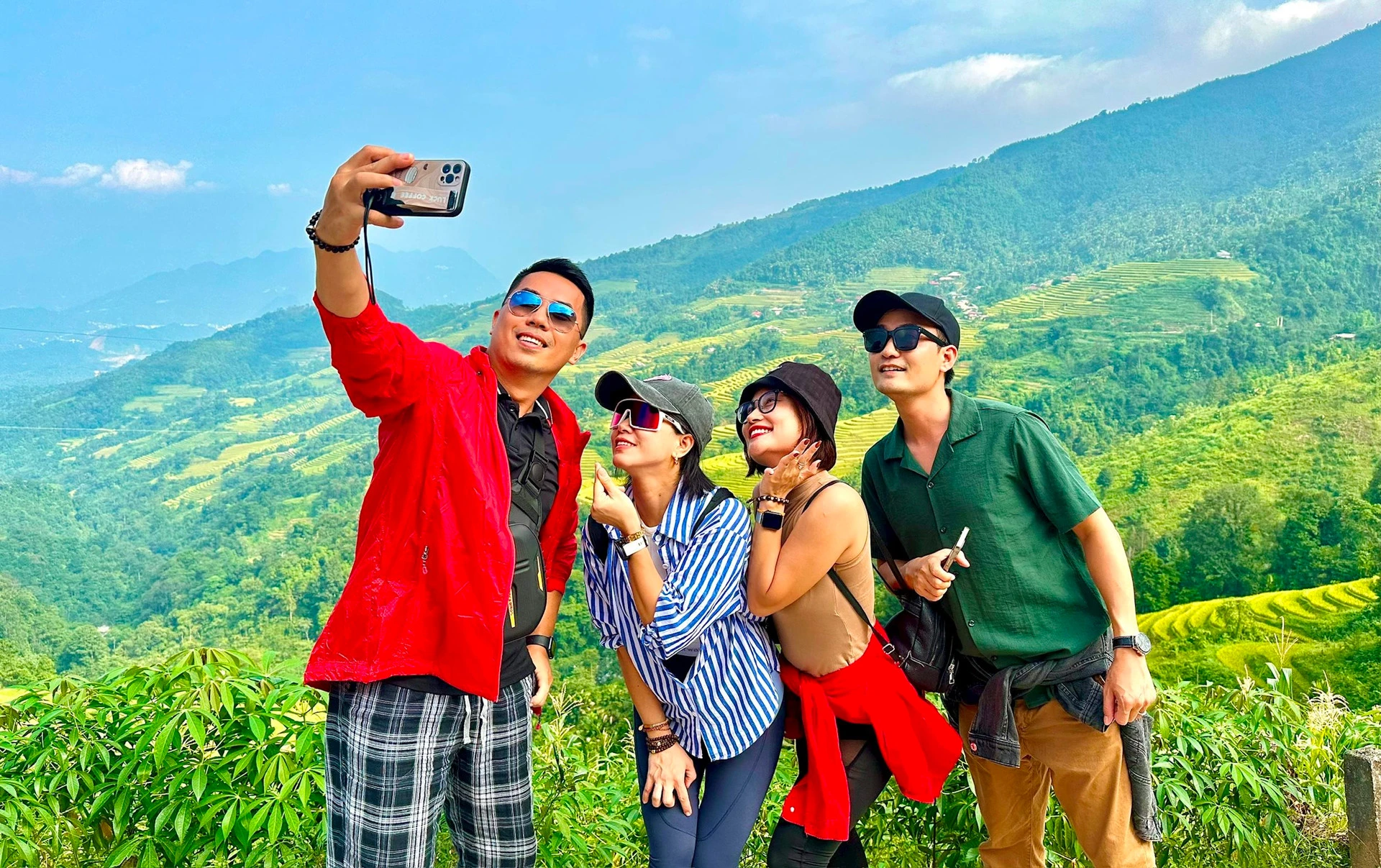 Thành viên đoàn khảo sát chụp ảnh check-in trên hành trình.