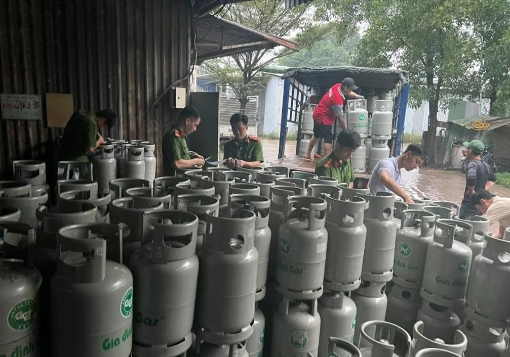 728 chai LPG thành phẩm bị công an phát hiện.