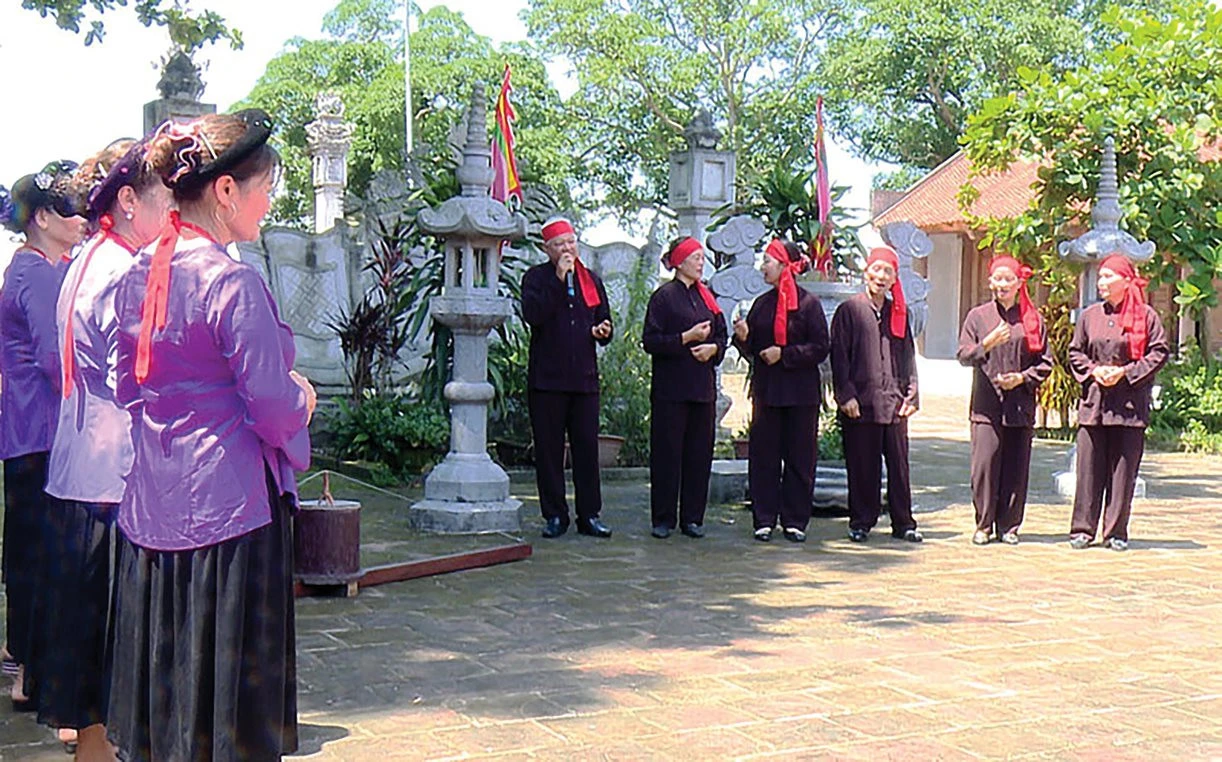 Màn hát đối đáp của các thành viên Câu lạc bộ Hát trống quân xã Khánh Hà, huyện Thường Tín, Hà Nội.