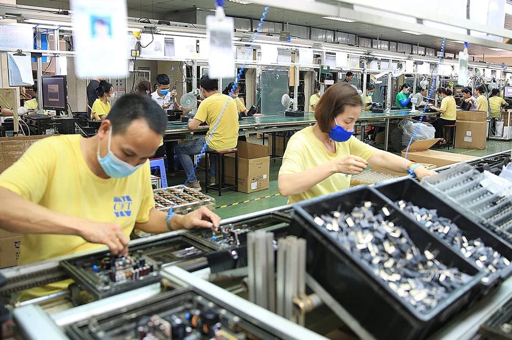 Người lao động làm việc tại Công ty TNHH Channel Well Technology Việt Nam, Khu công nghiệp Quang Minh (huyện Mê Linh).