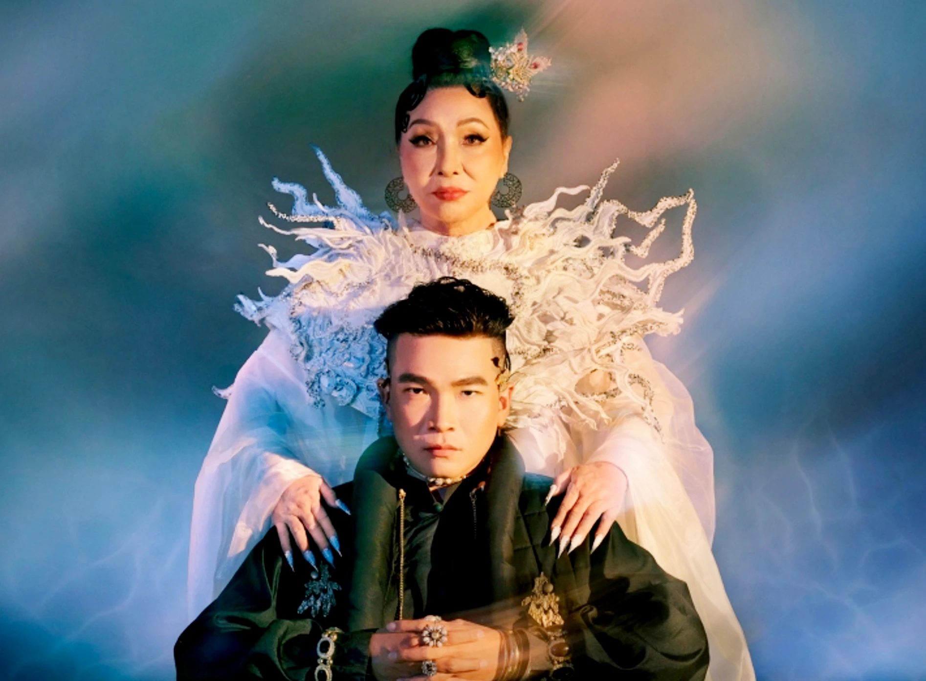 NSND - Tiến sĩ Bạch Tuyết và rapper Wowy hợp tác trong ca khúc "Tia sáng cuối cùng".
