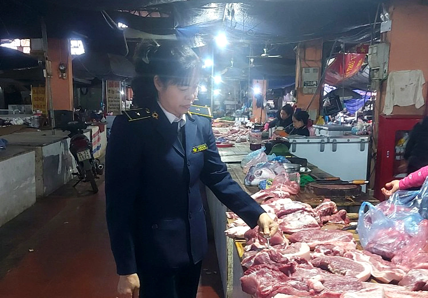 Không có điểm giết mổ tập trung cán bộ thú y chỉ có thể kiểm soát thông thường tại chợ.JPG