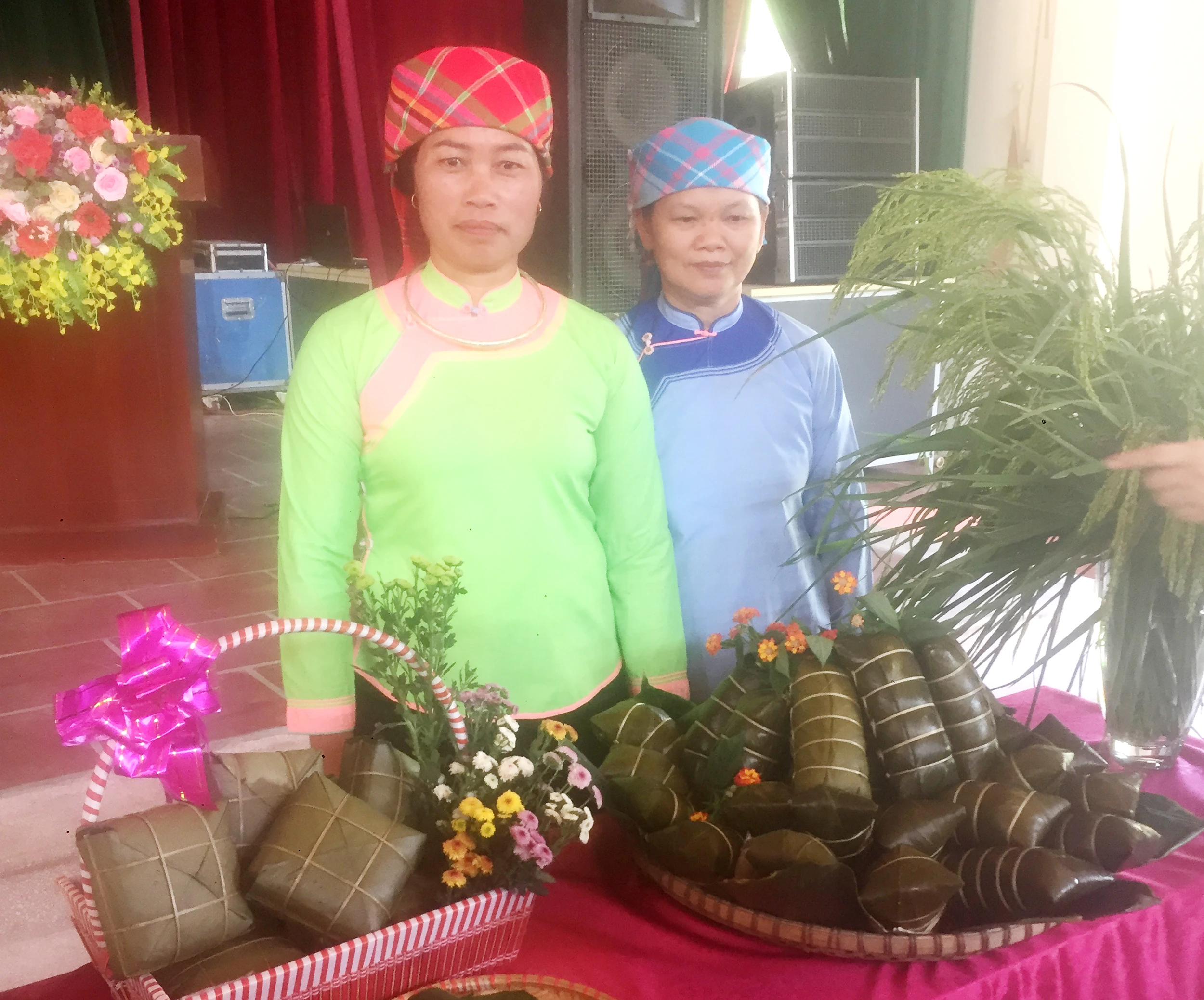 Chị Nông thị Mai đứng trước giới thiệu về sản phẩm bánh trưng đen của gia đình.JPG