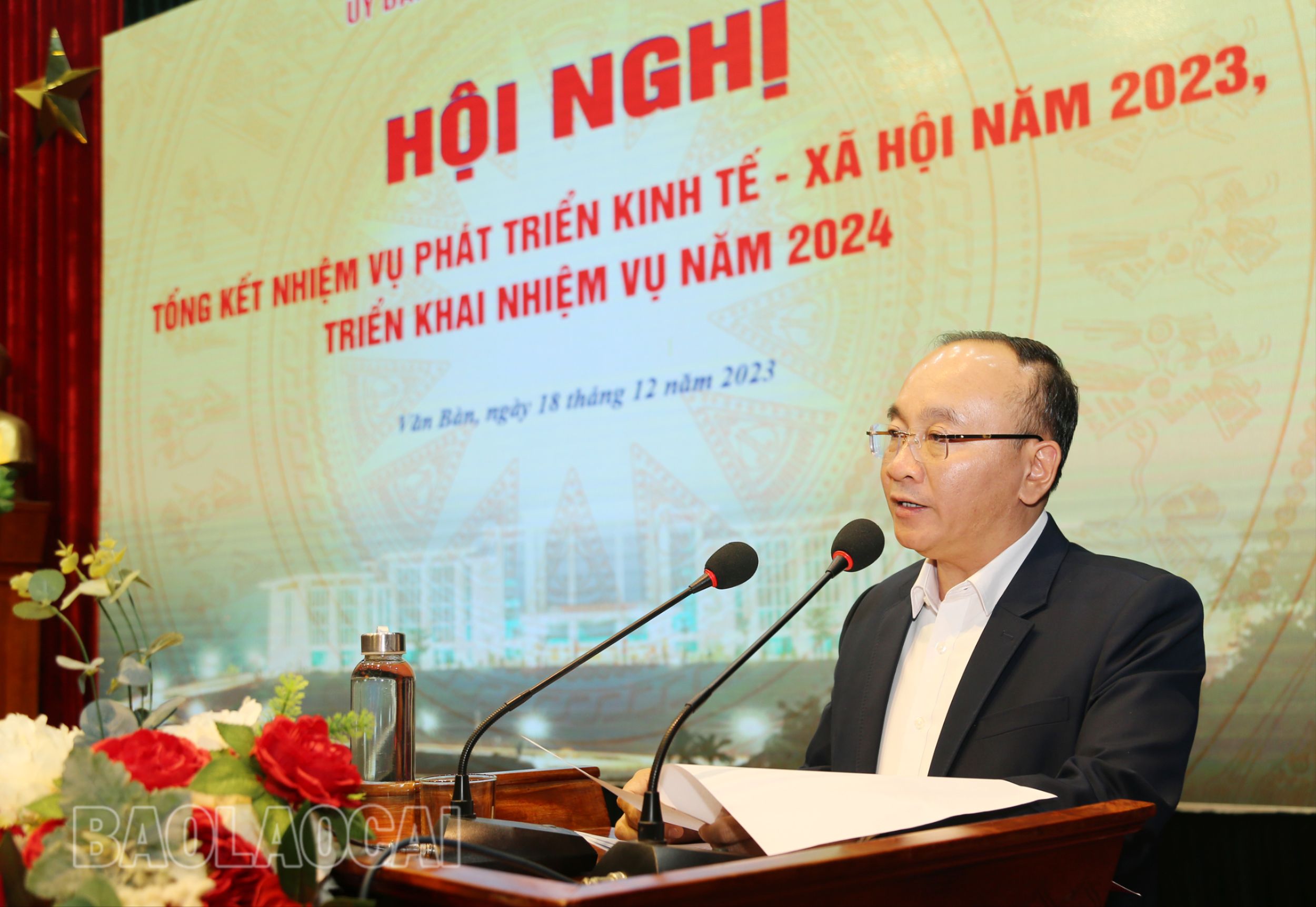Chủ tịch UBND huyện Văn Bàn Vũ Hồng Phương phát biểu khai mạc hội nghị. 0031-9915-227.jpg