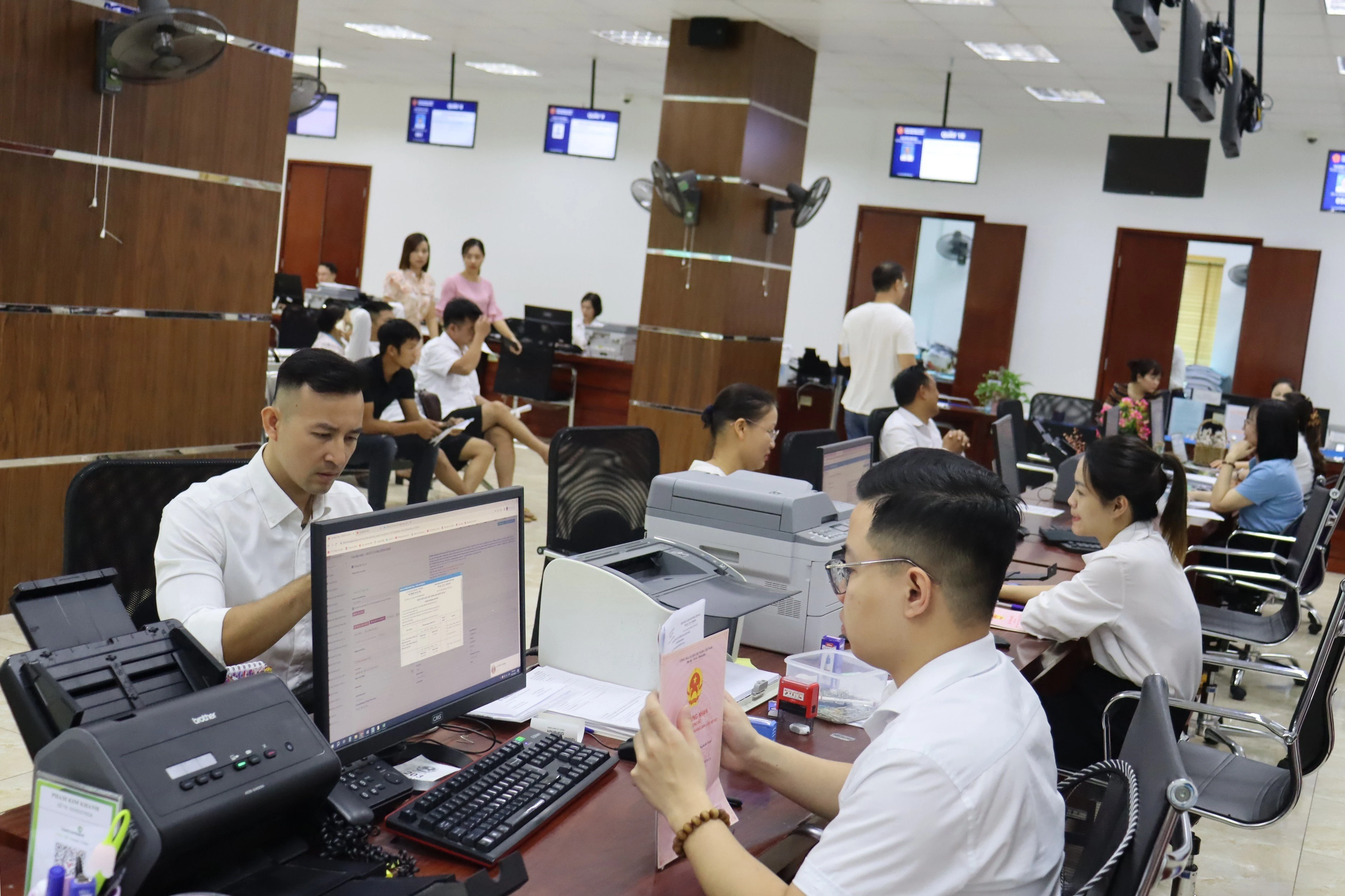 Lĩnh vực đất đai luôn tiếp nhận nhiều hồ sơ thủ tục hành chính cần giải quyết. Thúy Phượng (1).jpg