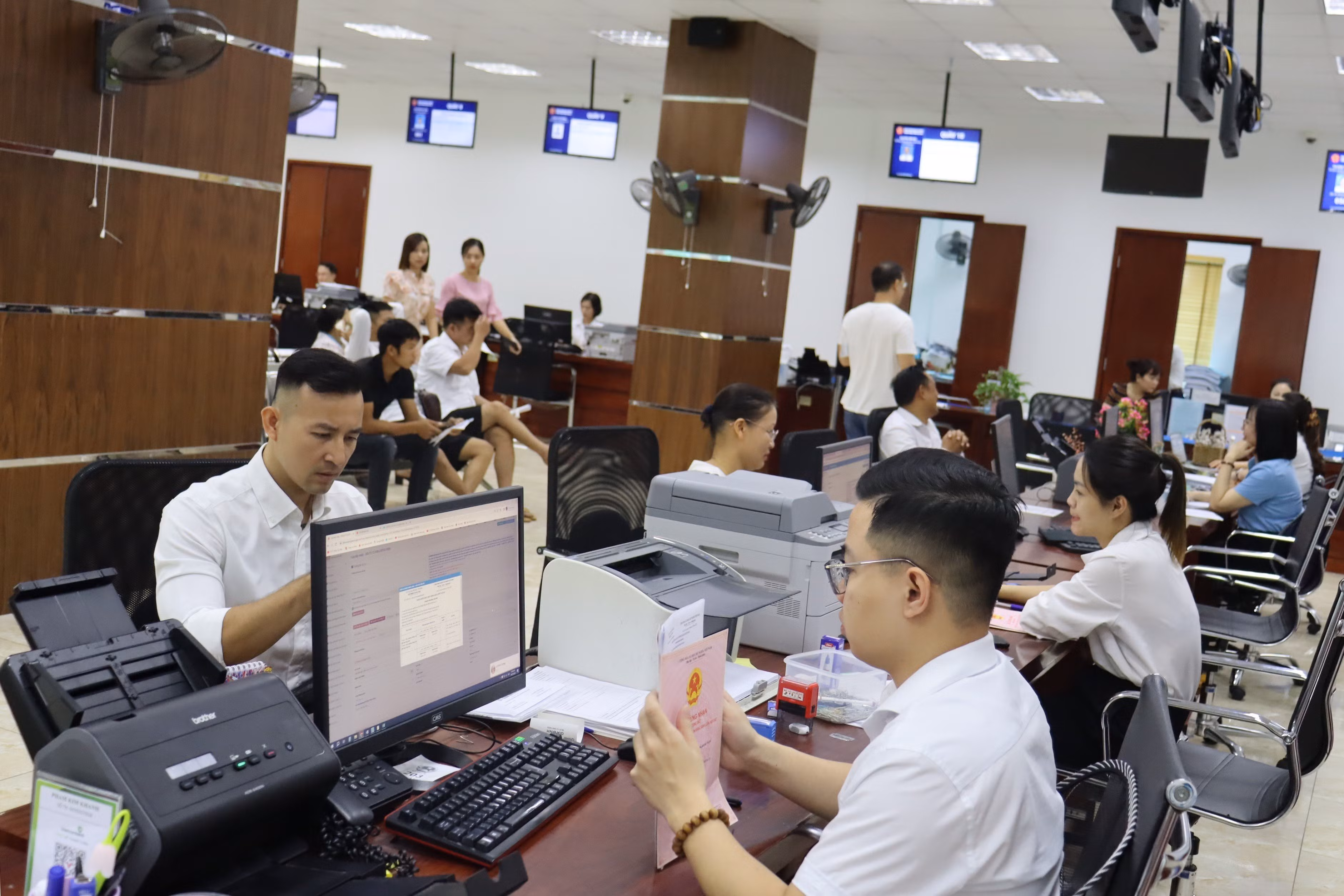 Lĩnh vực đất đai luôn tiếp nhận nhiều hồ sơ thủ tục hành chính cần giải quyết. Thúy Phượng (1).jpg