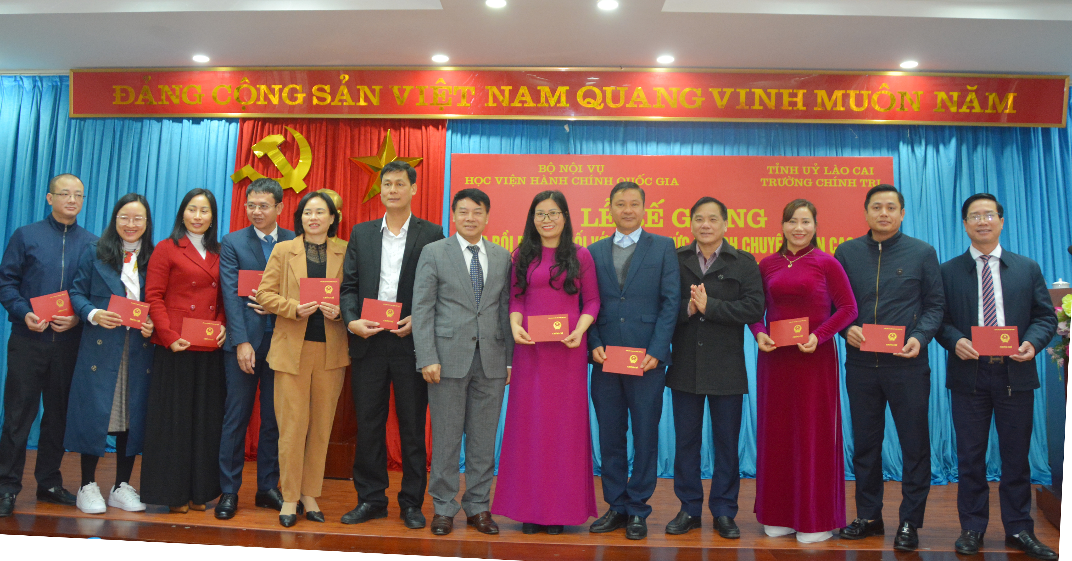 Trao chứng chỉ cho các học viên lớp bồi dưỡng. DSC_1595.JPG