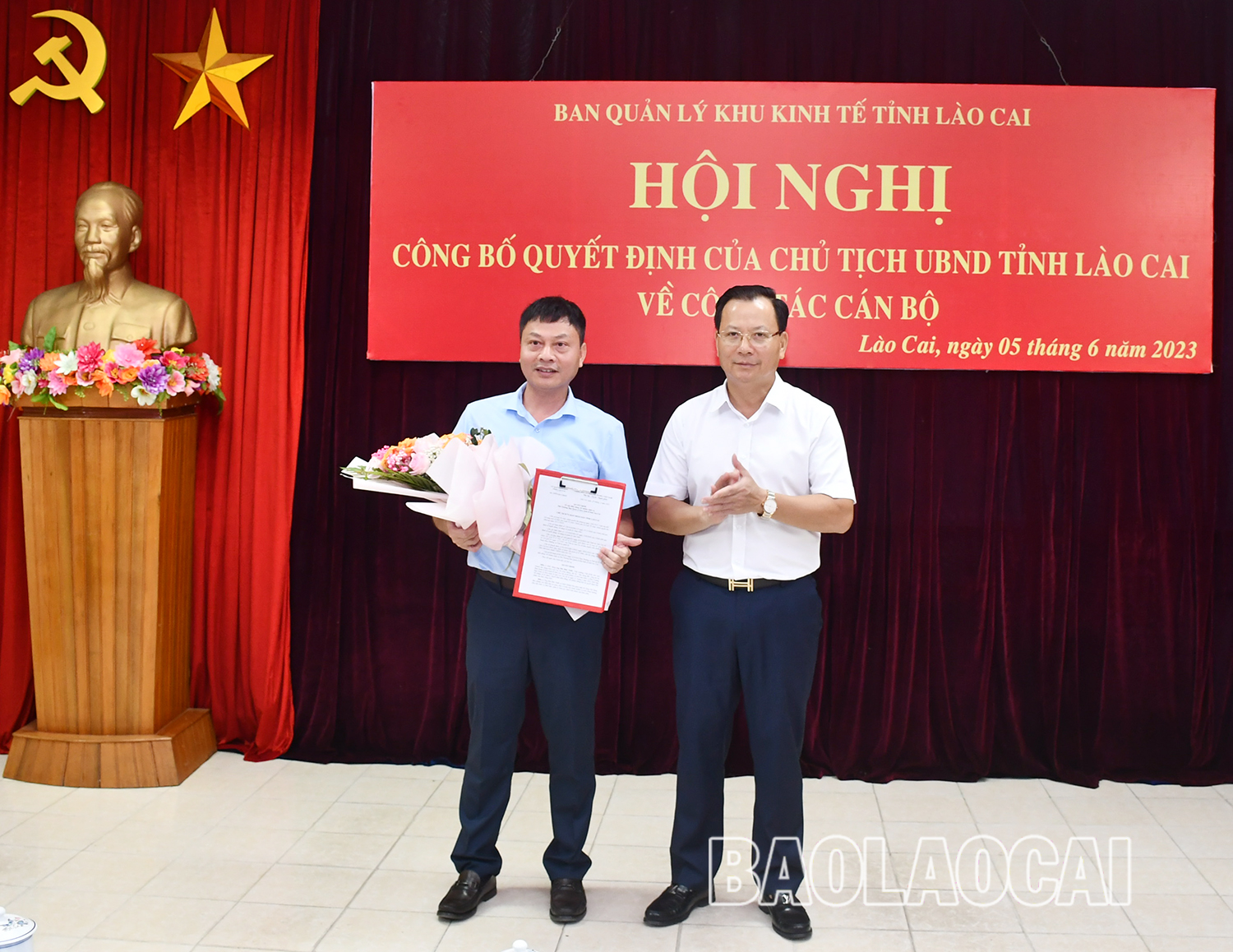Phó Chủ tịch Thường trực UBND tỉnh Hoàng Quốc Khánh trao Quyết định và tặng hoa chúc mừng tân Phó Trưởng Ban Quản lý Khu kinh tế tỉnh, b 2.jpg