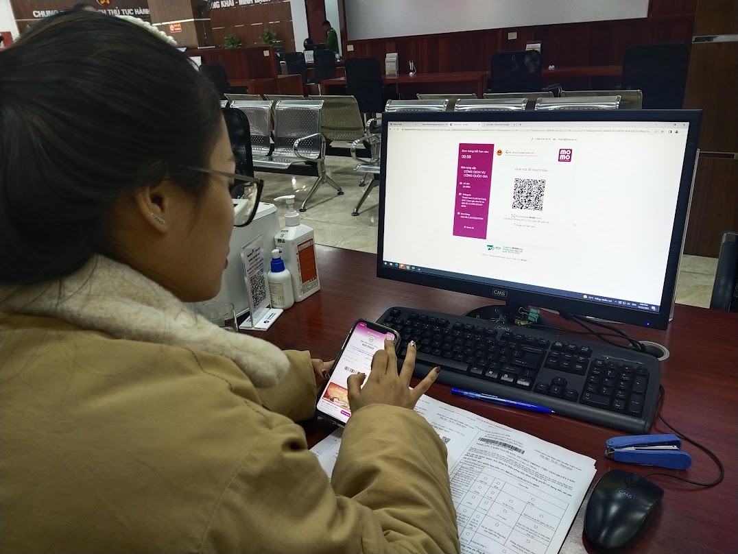 Ứng dụng công nghệ, thanh toán không dùng tiền mặt lĩnh vực lao động, xã hội tại Trung tâm Phục vụ Hành chính công tỉnh Lào Cai. Ứng dụng công nghệ, thanh toán không dùng tiền mặt lãnh vực lao động, xã hội tại Trung tâm Phục vụ Hành chính công tỉnh Lào Cai.jpg