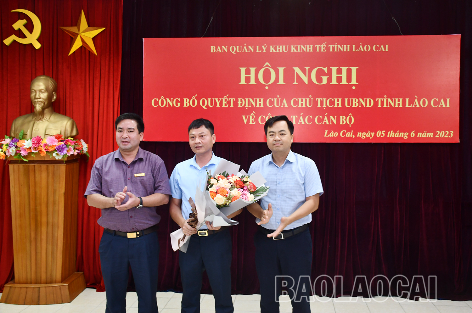 Lãnh đạo Sở Giao thông vận tải - Xây dựng và Ban Quản lý Khu kinh tế tỉnh tặng hoa chúc mừng. b 4.jpg