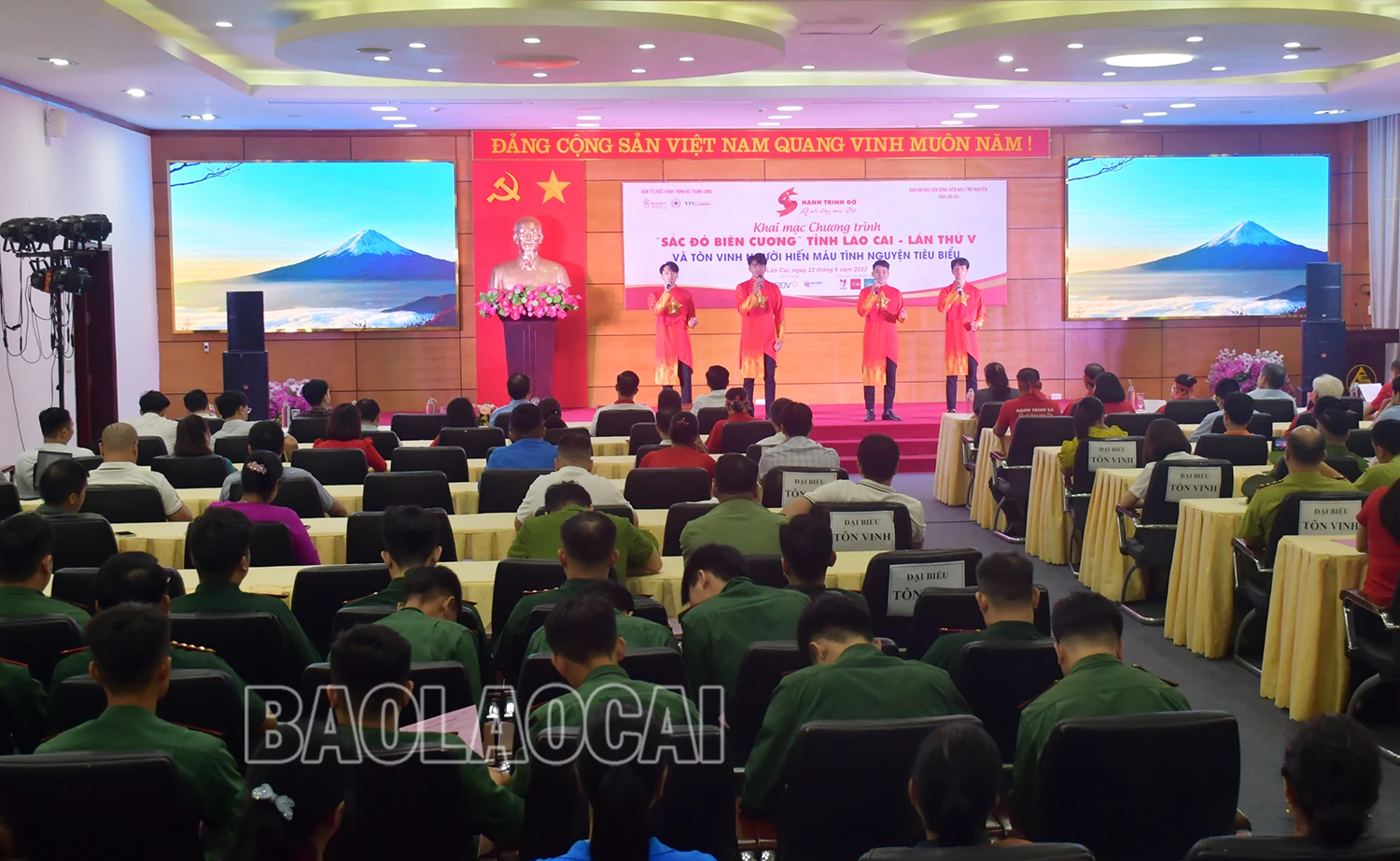 Quang cảnh ngày hội.