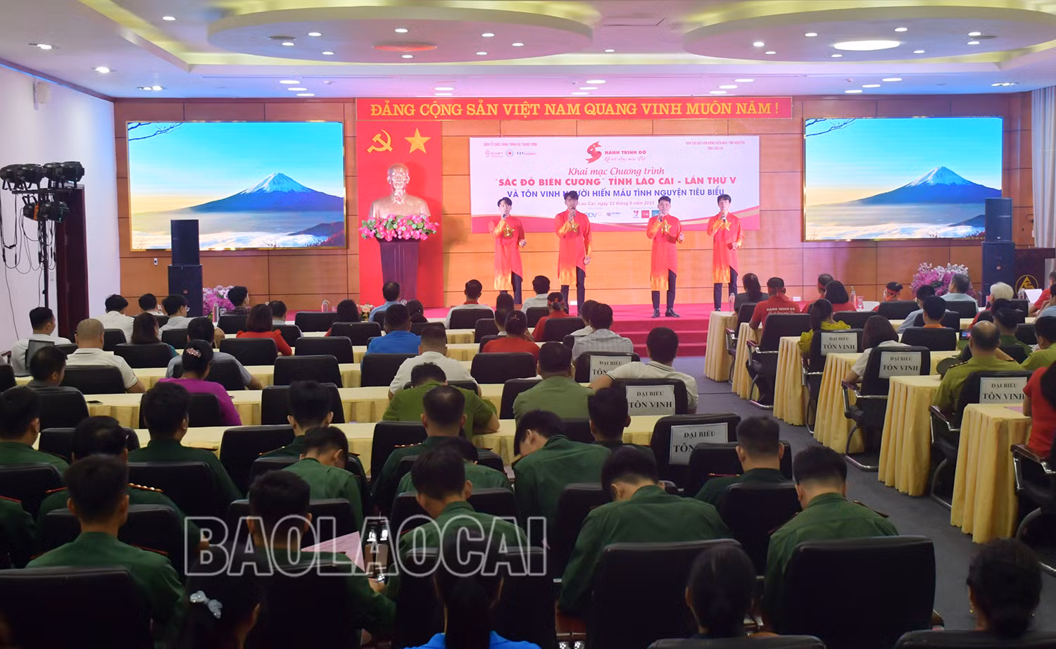 Quang cảnh ngày hội.