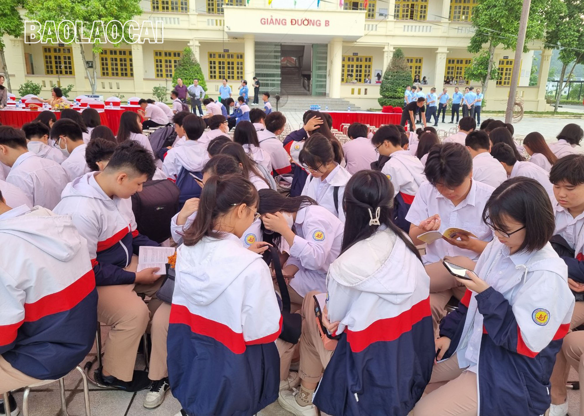 Các em học sinh tranh thủ ôn lý thuyết. A1 (10).jpg