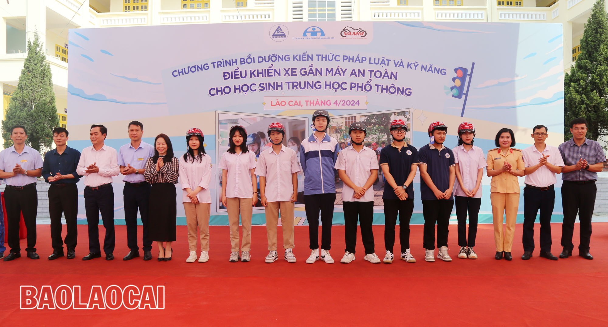 Tuyên truyền phổ biến giáo dục pháp luật về an toàn giao thông và tặng mũ bảo hiểm cho học sinh. A1 (6).JPG