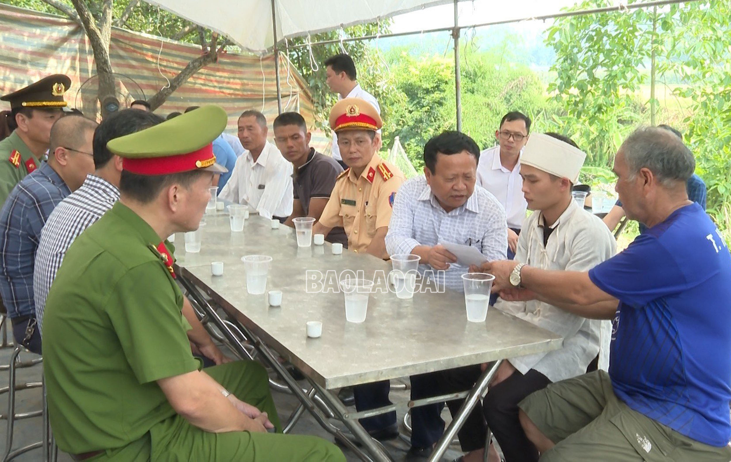 Đồng chí Phó Chủ tịch UBND tỉnh trao hỗ trợ cho thân nhân nạn nhân. A1.jpg