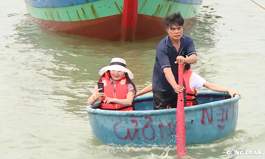 Với vẻ đẹp tự nhiên đầy hoang dại và cuốn hút, biển Thiên Cầm chính là một điểm đến thú vị dành cho những ai muốn khám phá thiên nhiên hoang sơ và tận hưởng không gian yên bình, thư thái của biển cả.