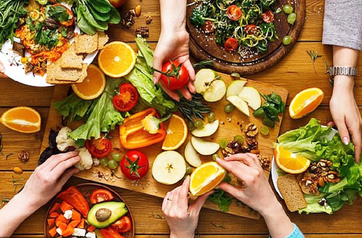 Rau xanh, trái cây là thực phẩm tốt nhất giúp bạn tránh tăng cân trong dịp Tết.