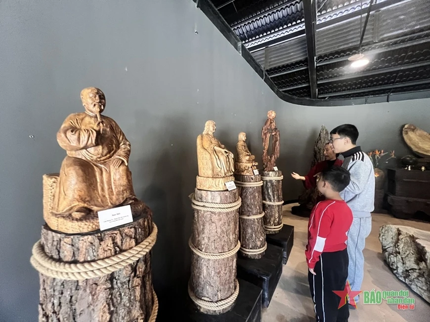 Bức tượng về những "ông tổ" nghề trà trên thế giới.