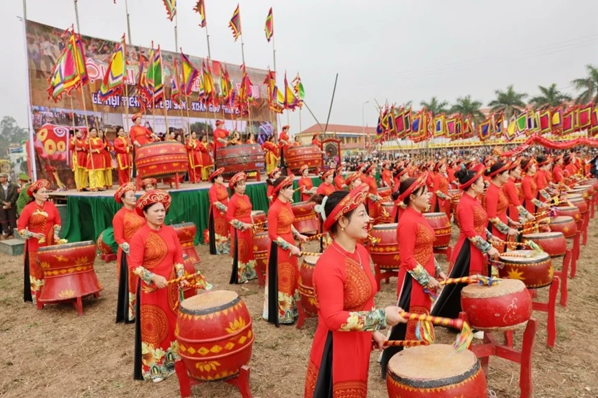 Múa trống mở màn lễ hội.