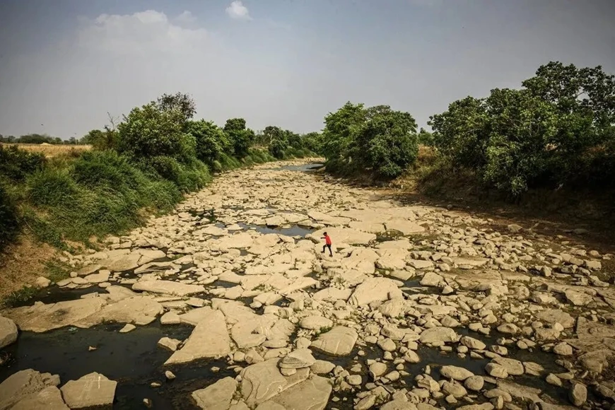 Lòng sông Belan ở Ấn Độ khô cạn vào mùa xuân năm 2023.