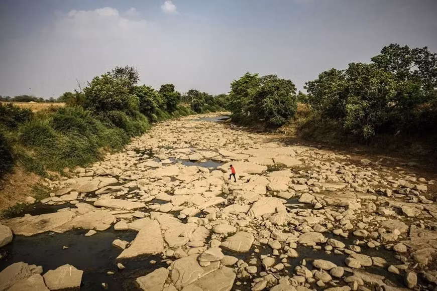 Lòng sông Belan ở Ấn Độ khô cạn vào mùa xuân năm 2023.