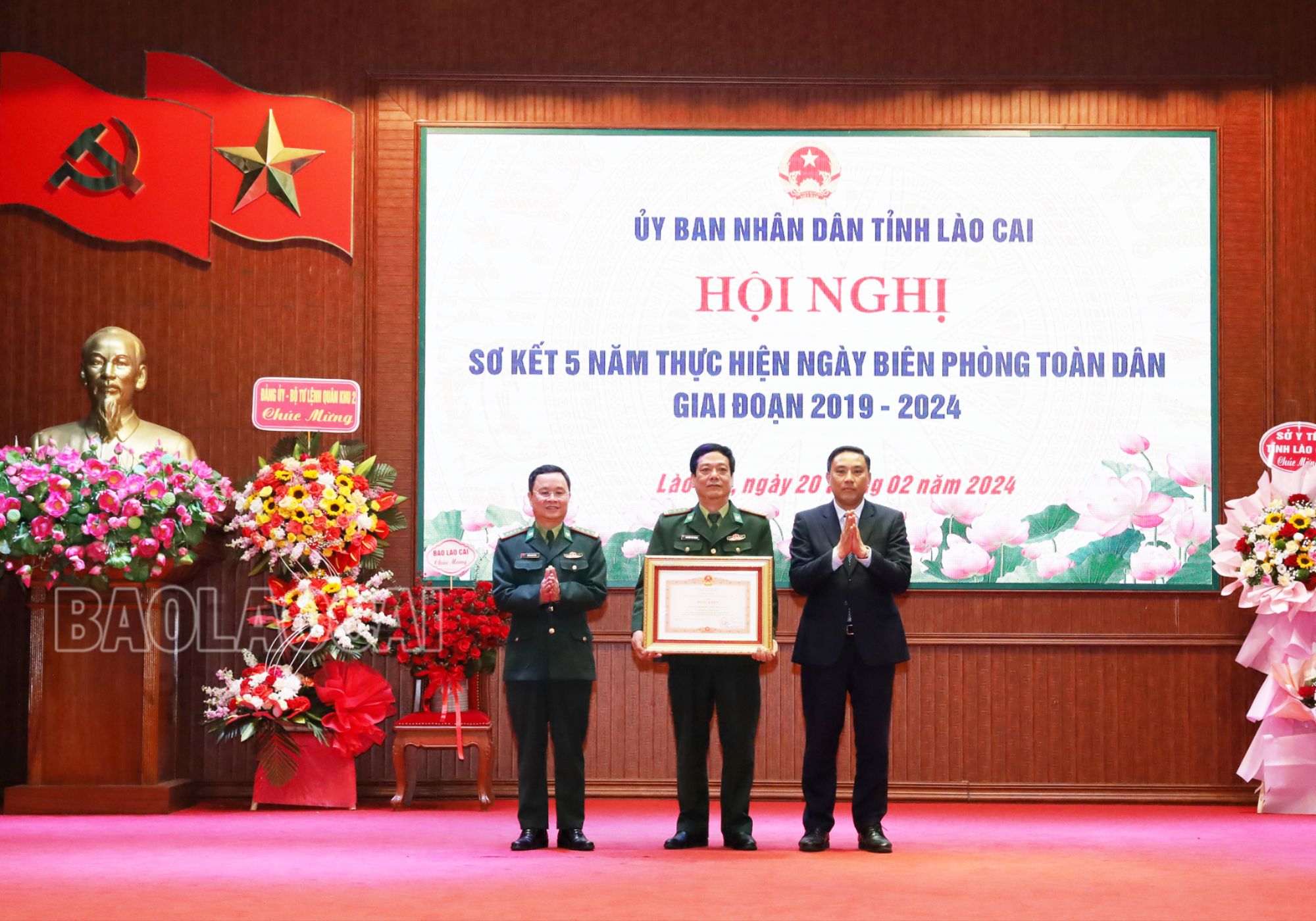 Thừa ủy quyền, đồng chí Hoàng Giang, Phó Bí thư Tỉnh ủy trao Bằng khen của Thủ tướng Chính phủ cho Bộ đội Biên phòng Lào Cai. 2296.jpg