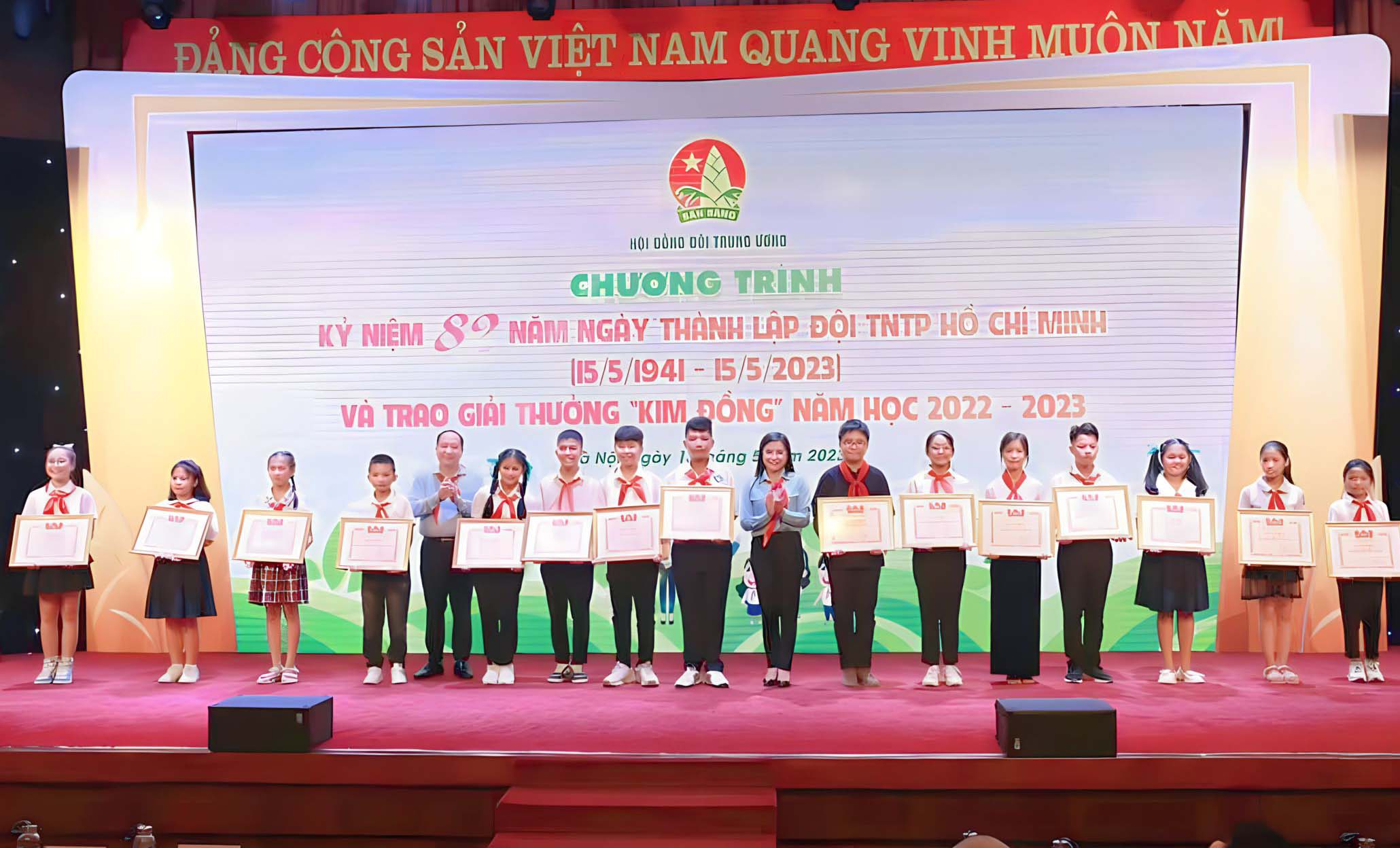 Em Nguyễn Đàm Trung Dũng (thứ 7, từ phải qua) nhận Giải thưởng Kim Đồng. ảnh HDĐ.jpg