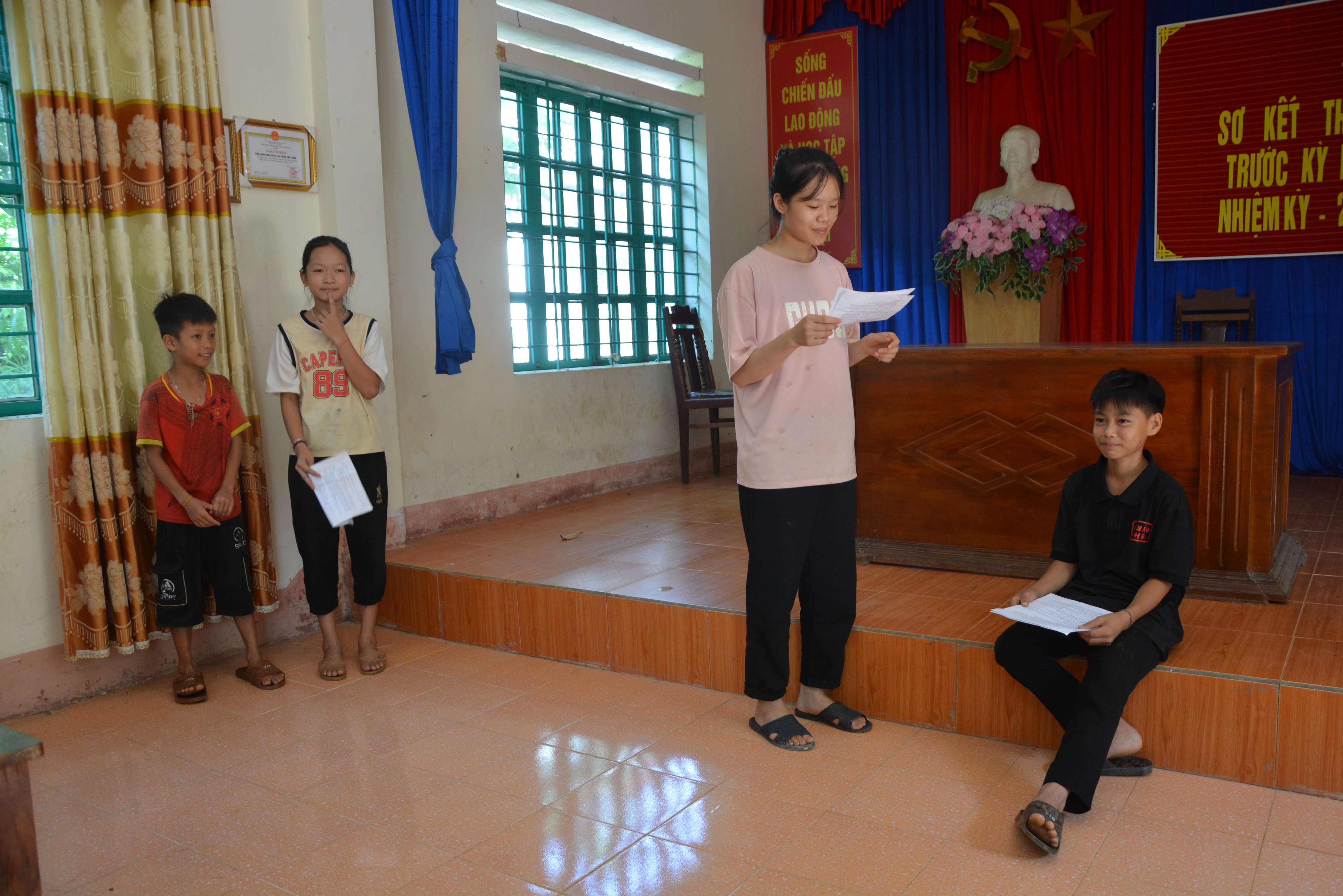 Thành viên câu lạc bộ đang tập luyện vở kịch "Một đàn vịt giời". DSC_8894.JPG