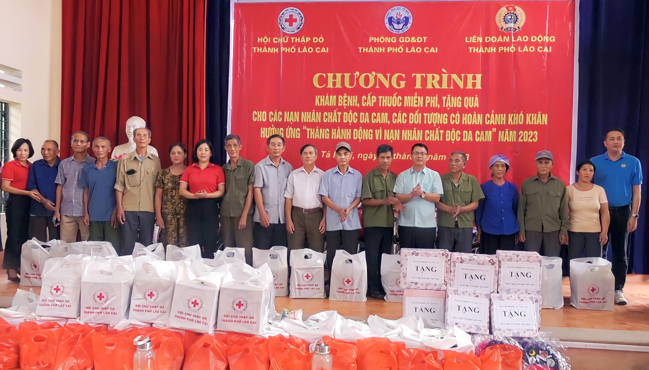 Trao tặng quà cho nạn nhân chất độc da cam. z4645681994102_bf54cf40e39f81a5da897790d999587d.jpg