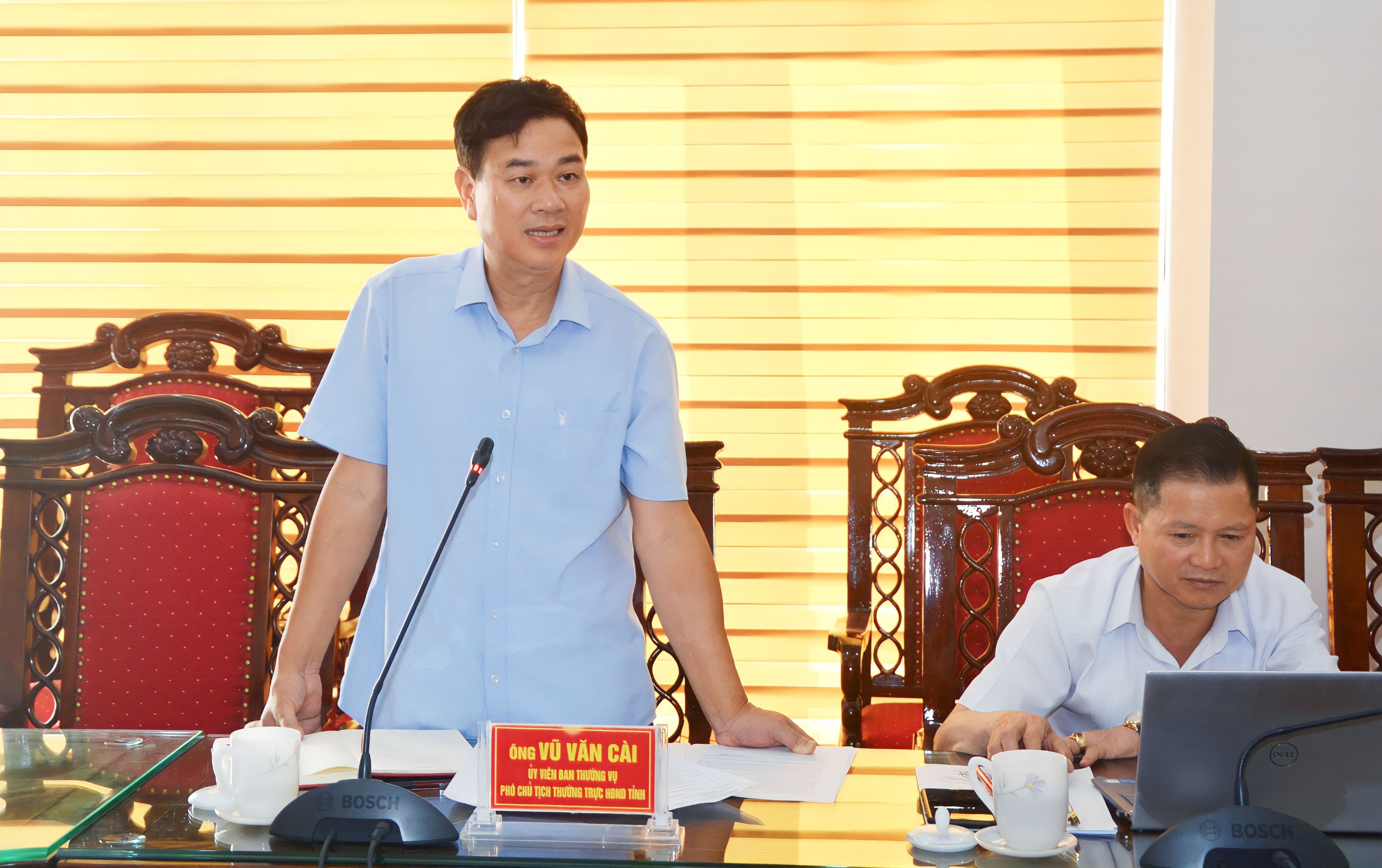 Đồng chí Vũ Văn Cài, Ủy viên Ban Thường vụ Tỉnh ủy, Phó Chủ tịch Thường trực HĐND tỉnh phát biểu tại phiên họp. tk11.jpg
