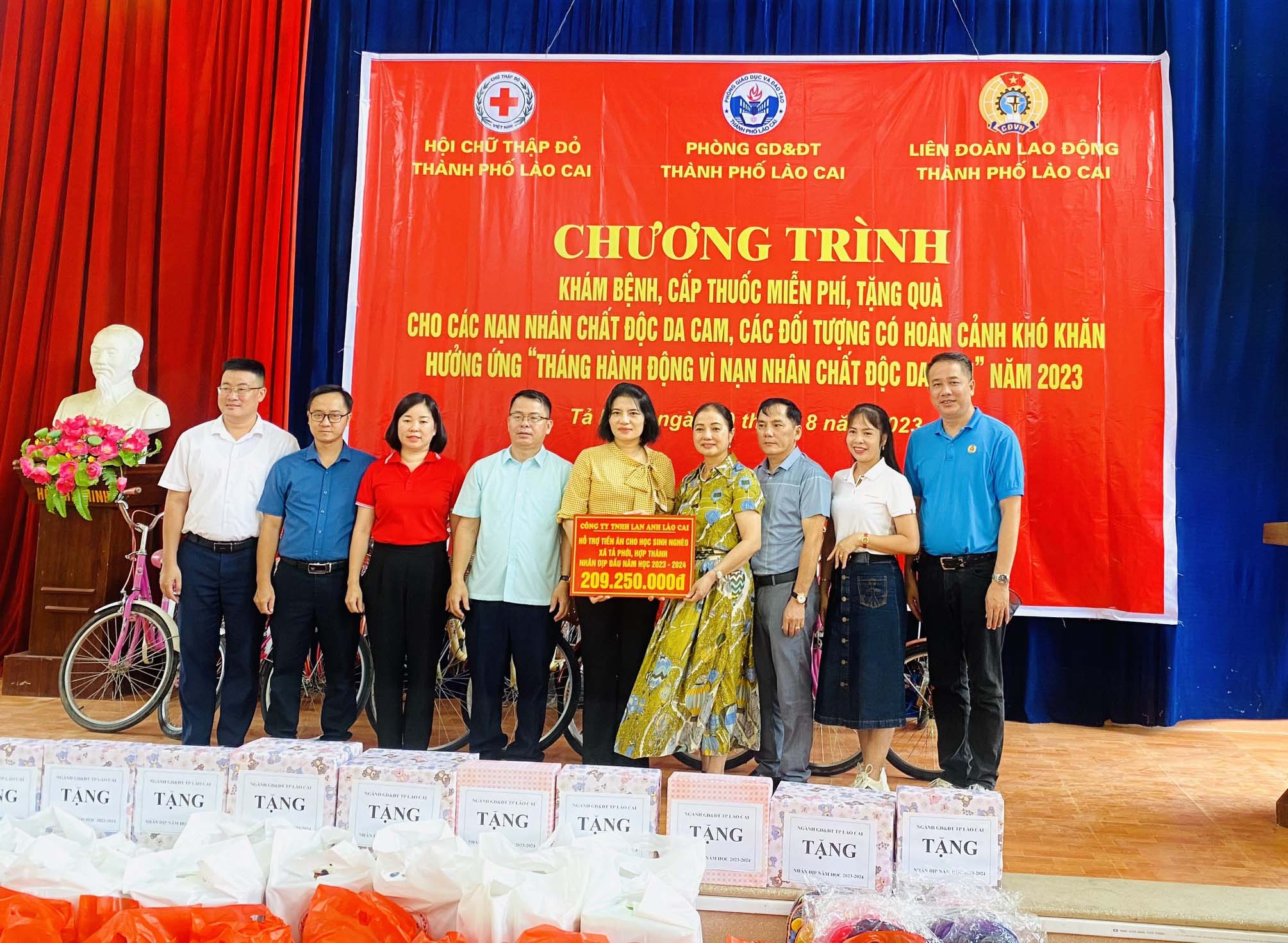 Tặng quà cho đại diện các nhà trường trên địa bàn xã Tả Phời và Hợp Thành. z4645379222319_4b8d22c50b4e12fa9baebaa8ff88378f.jpg