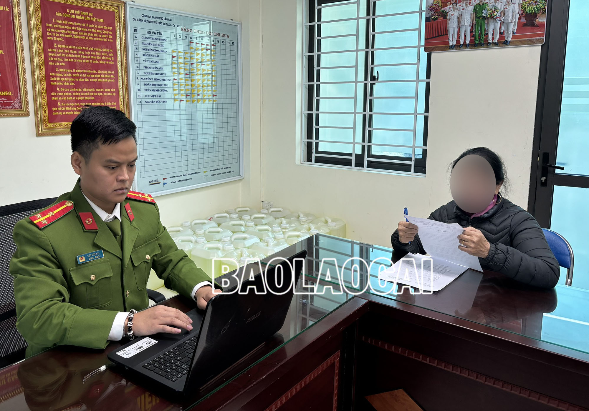 Bà Nguyễn Thị V. tại cơ quan công an. a1-2205.jpg