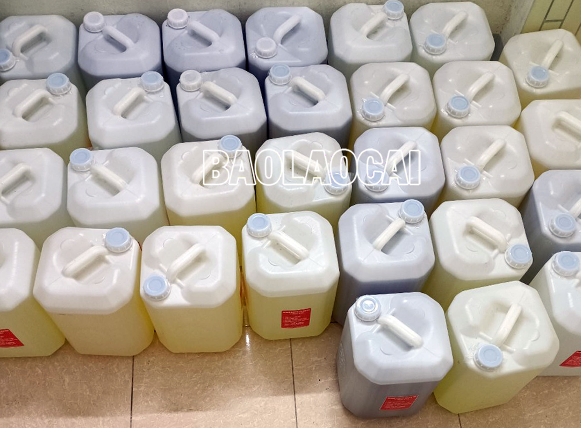1.000 lít rượu không rõ nguồn gốc được lực lượng chức năng tạm giữ. a3-6185.jpg