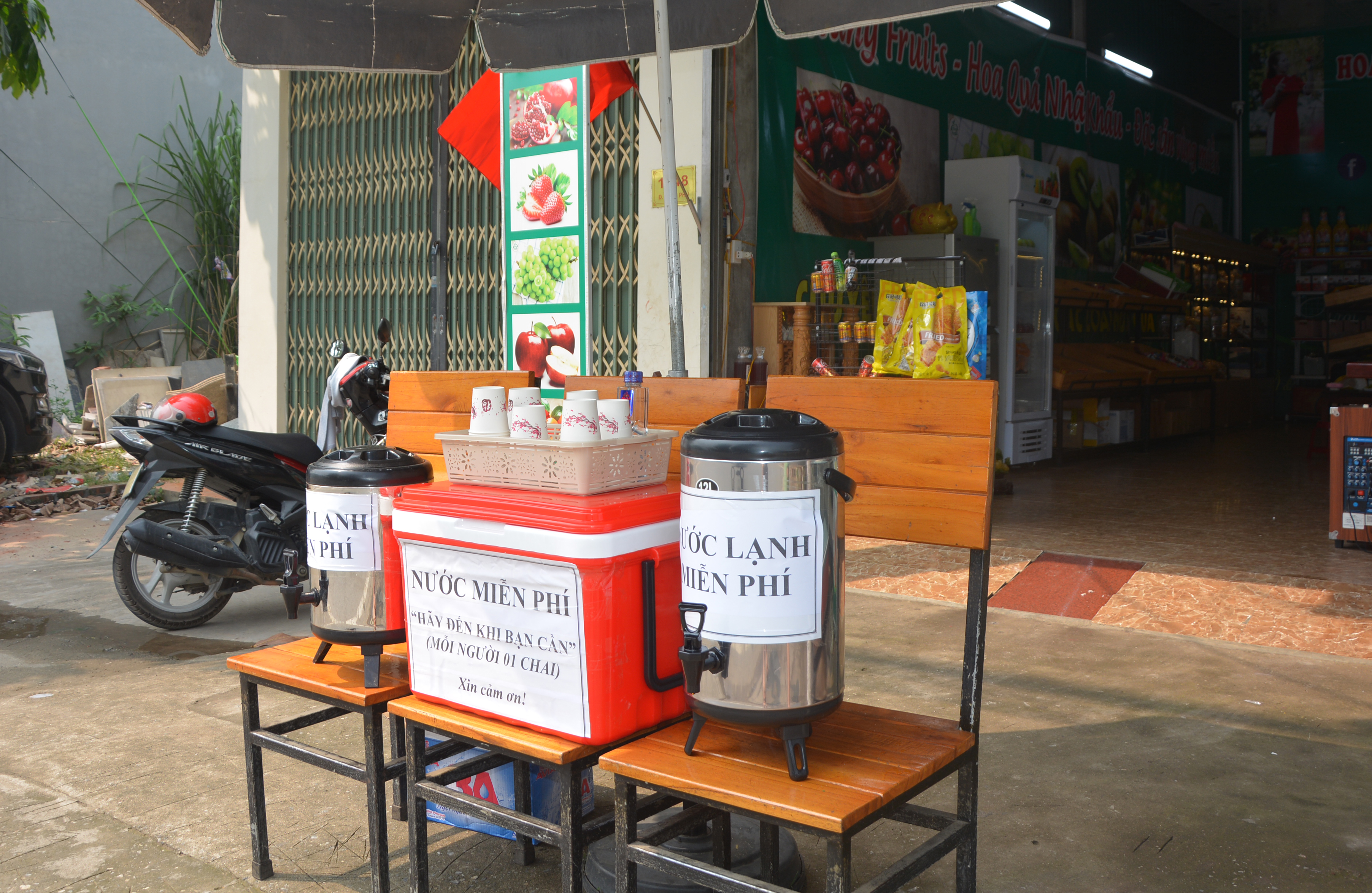 Tiệm nước "0 đồng" phục vụ nước lạnh miễn phí cho người dân của gia đình anh Chiến, chị Hằng. DSC_4841.JPG