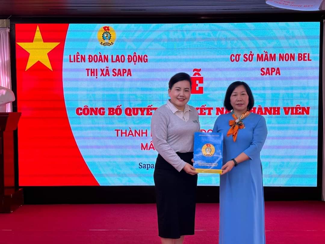 Lãnh đạo Liên đoàn Lao động thị xã Sa Pa trao quyết định, tặng quà Công đoàn cơ sở mầm non BEL Sa Pa. z5390735429542_f5abab16c58109b369492c7800090103.jpg