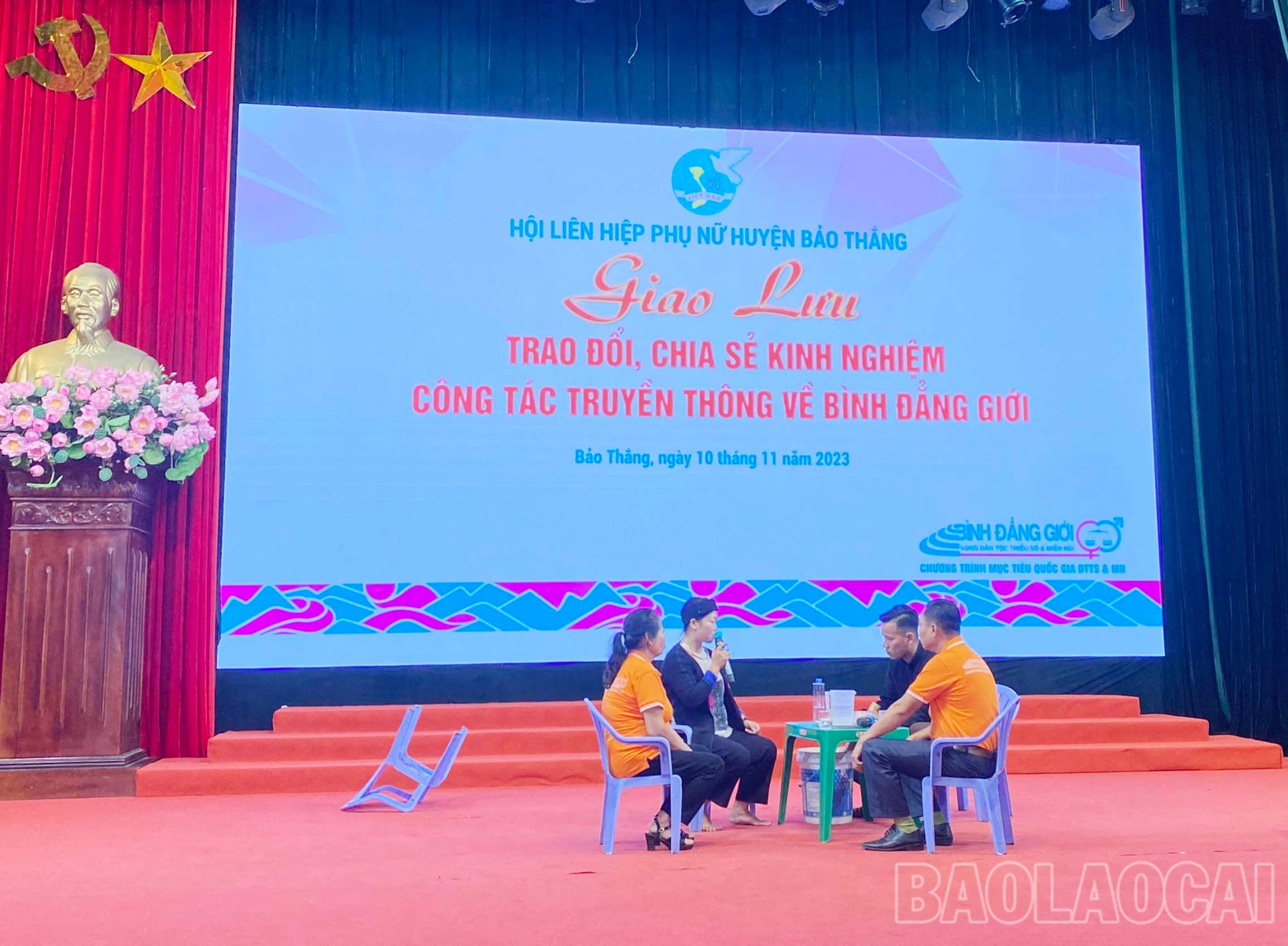 Các tổ truyền thông biểu diễn các tiểu phẩm tuyên truyền về bình đẳng giới. z4866108440736_8ce202f22bc033d6e7a1a02237268774.jpg