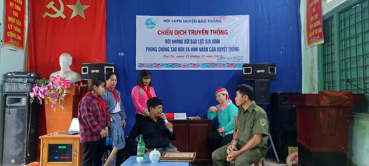 Tiểu phẩm được các thành viên Tổ truyền thông cộng đồng thôn Pạc Tà biểu diễn. z4860806815683_d797e0fd9bad75263d1b9263595ae86b.jpg