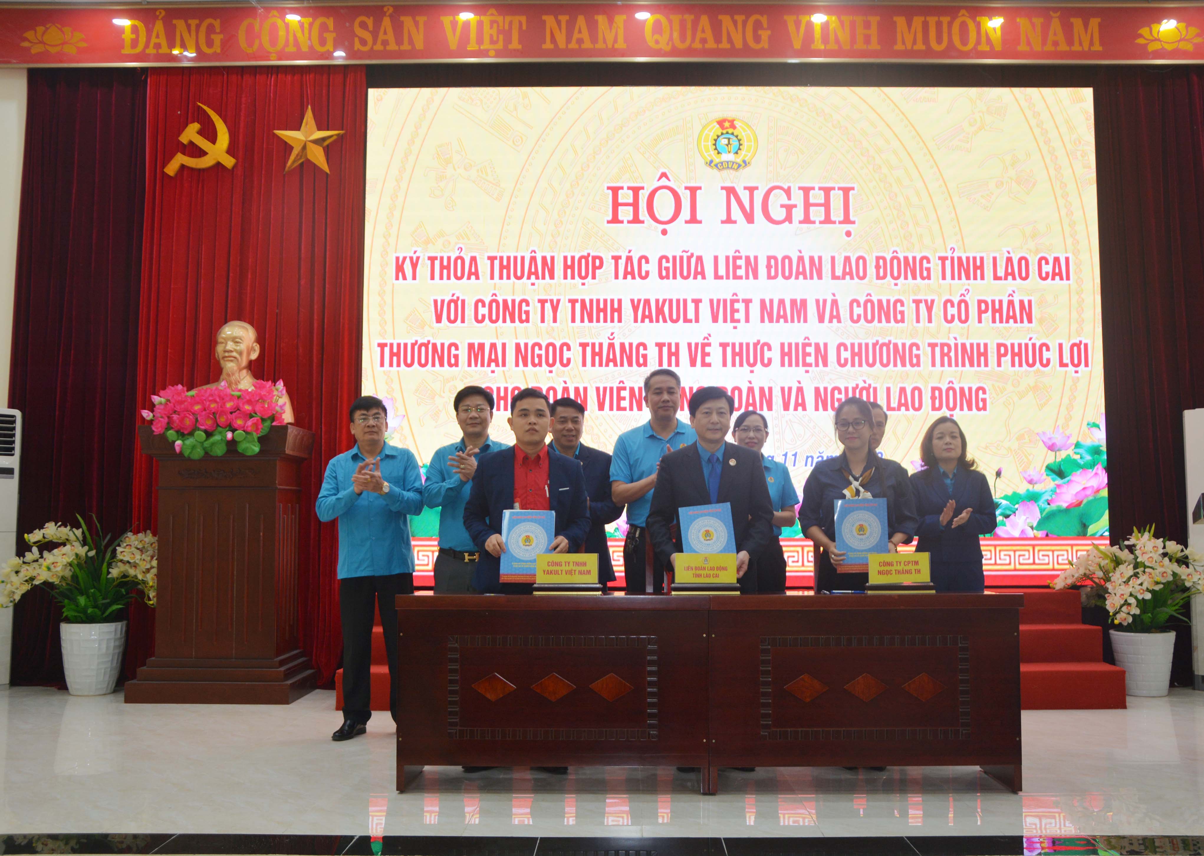 Lãnh đạo Liên đoàn Lao động tỉnh ký thỏa thuận hợp tác với cán bộ quản lý 2 đơn vị. DSC_0422.JPG