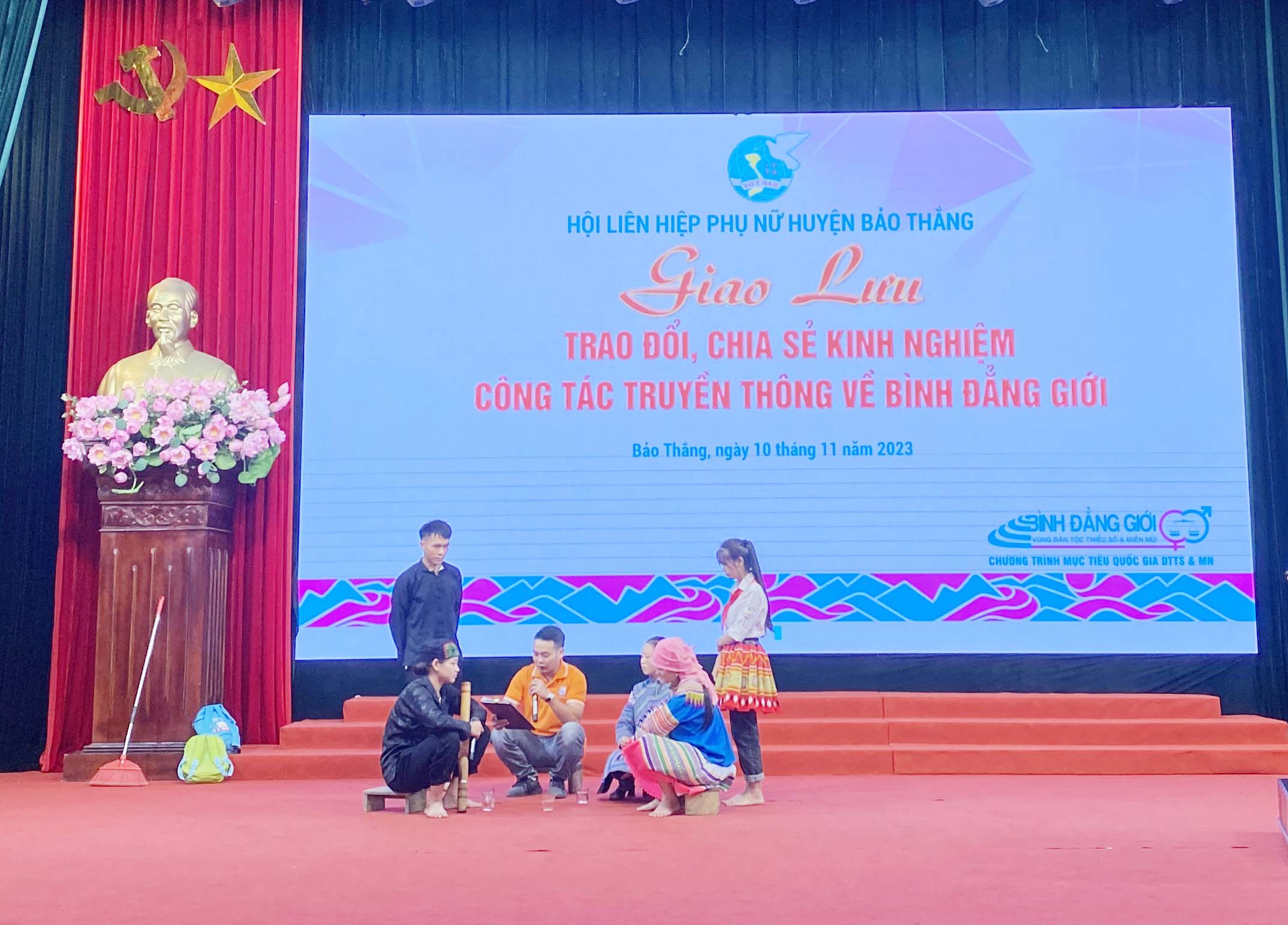 Ngoài việc tuyên truyền tại cơ sở, Hội Liên hiệp Phụ nữ huyện cũng tổ chức trao đổi, giao lưu kinh nghiệm truyền thông về bình đẳng giới. z4866069413725_25622d057063824dc8741594ff178d1b.jpg