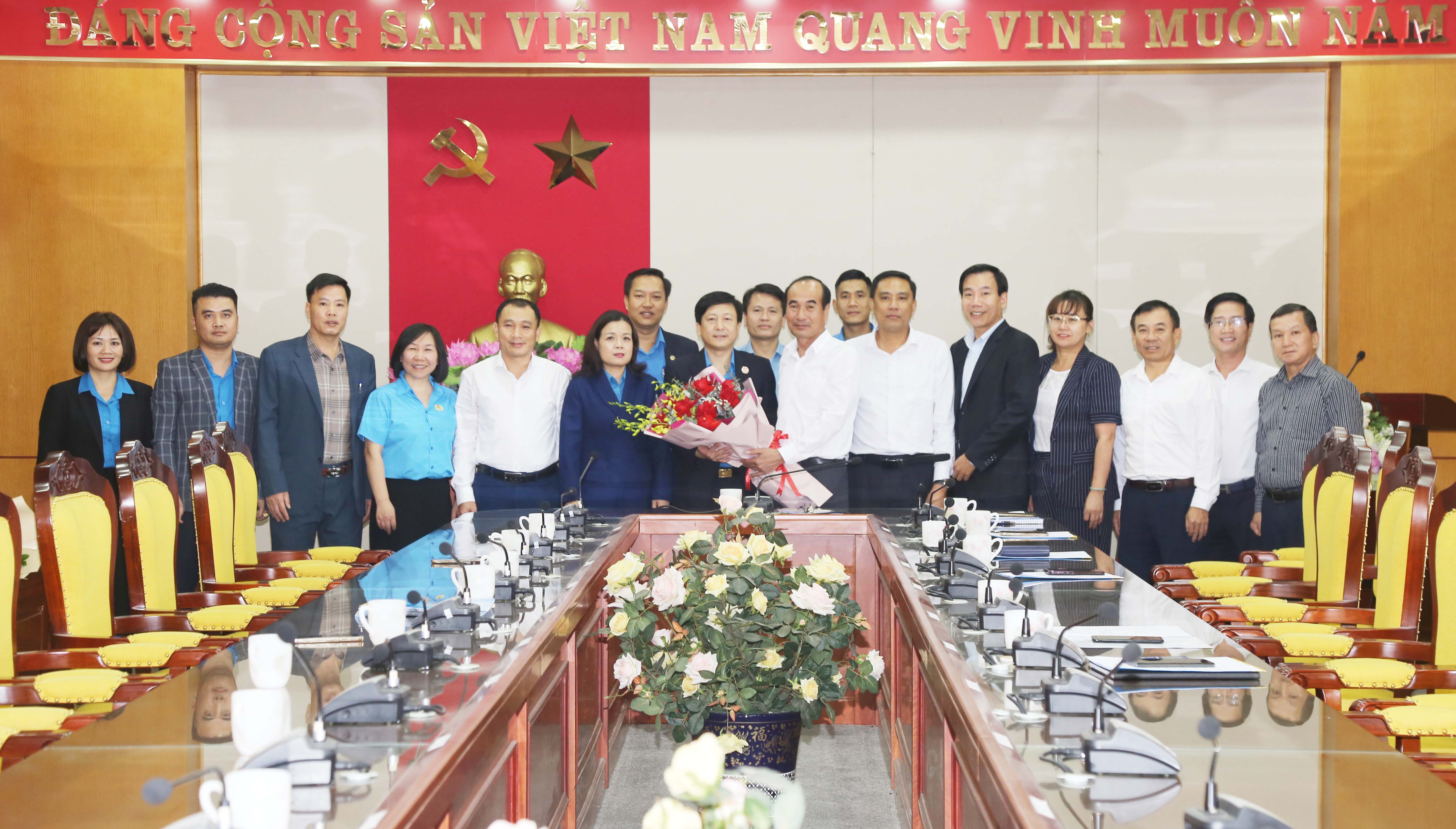 Lãnh đạo tỉnh gặp mặt, tặng hoa chúc mừng Đoàn đại biểu tỉnh Lào Cai tham dự Đại hội Công đoàn Việt Nam lần thứ XIII. IMG_5879.JPG
